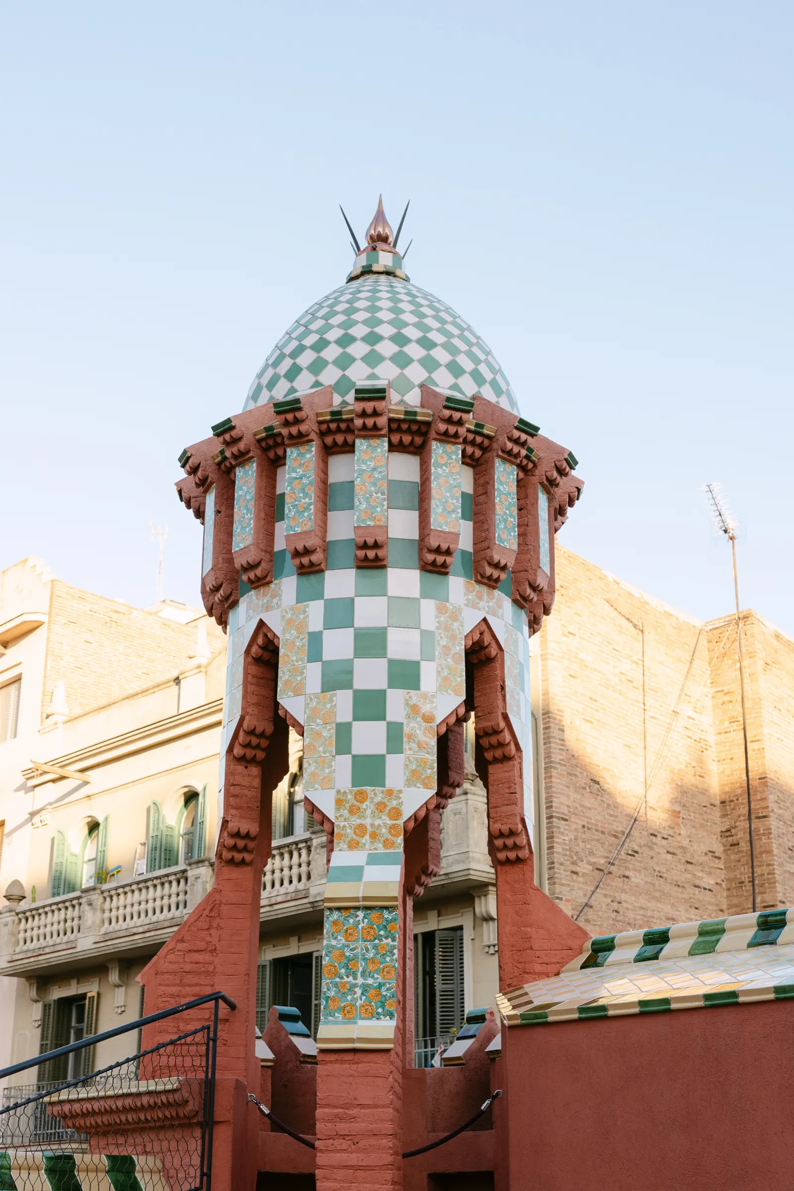 Torre de cerámica verde y blanca de la azotea de la Casa Vicens durante el AD100. Fotografía de Noomadik.