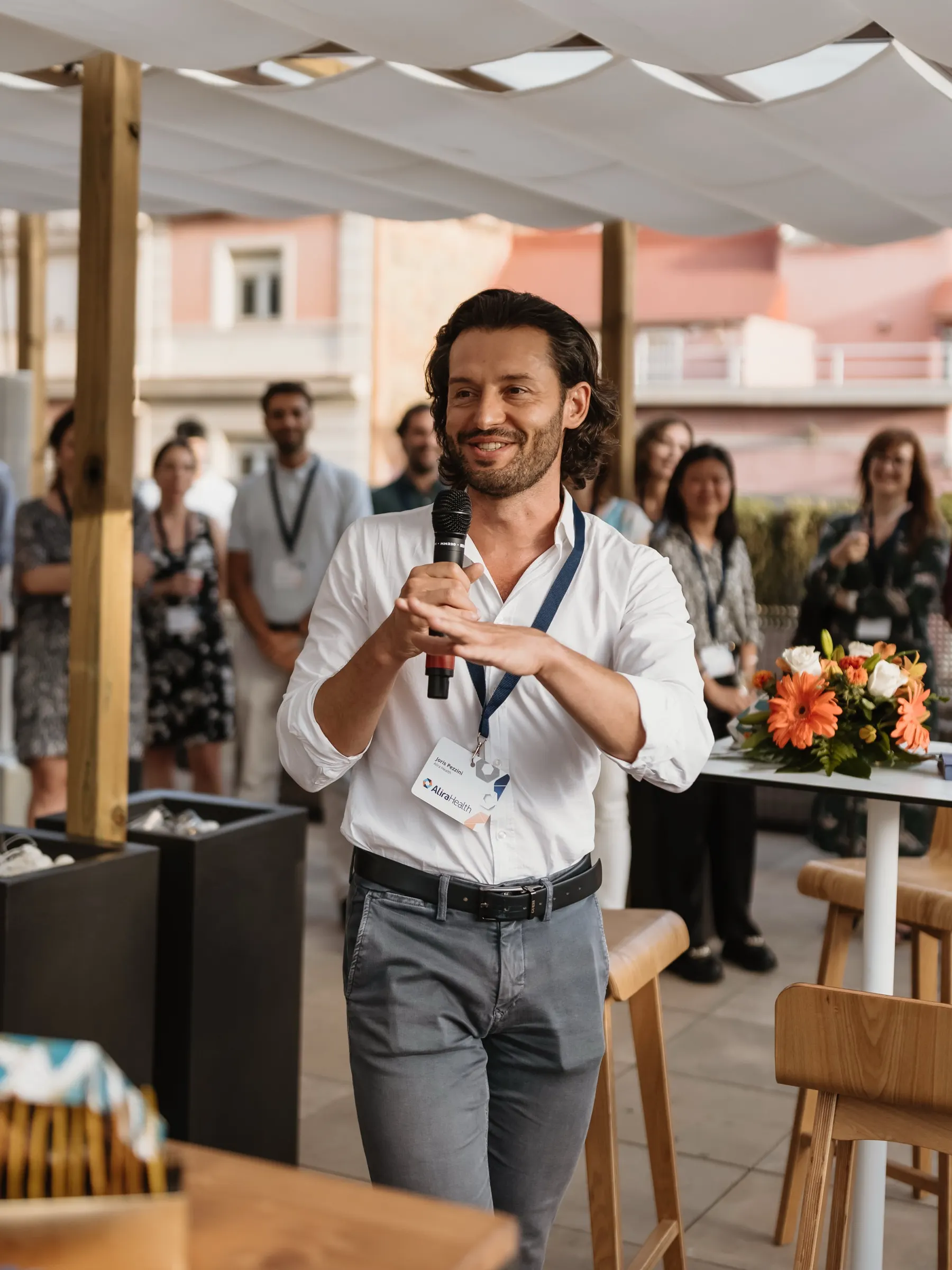 Alira Health — Encuentro de equipo en terraza, Barcelona. Fotografía de Noomadik.