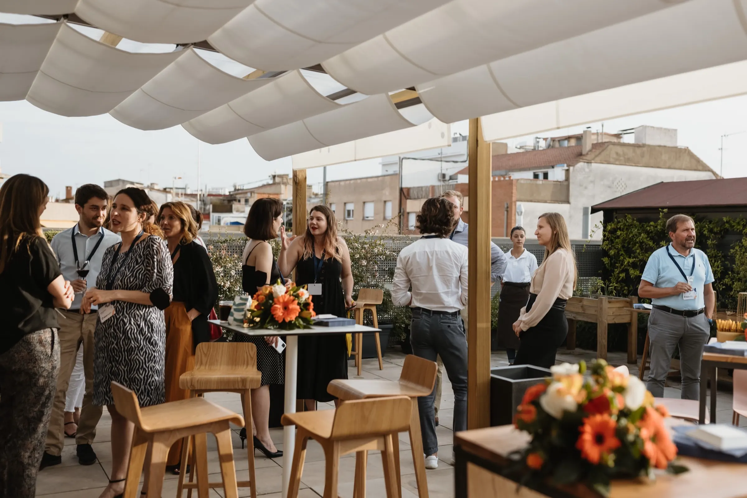 Alira Health — Encuentro de equipo en terraza, Barcelona. Fotografía de Noomadik.