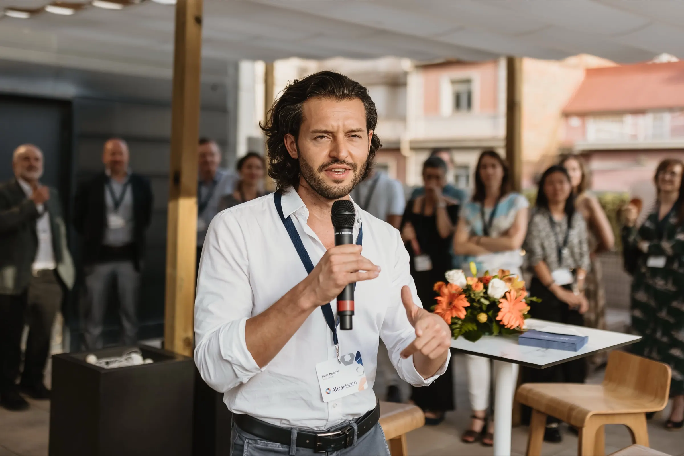 Alira Health — Encuentro de equipo en terraza, Barcelona. Fotografía de Noomadik.