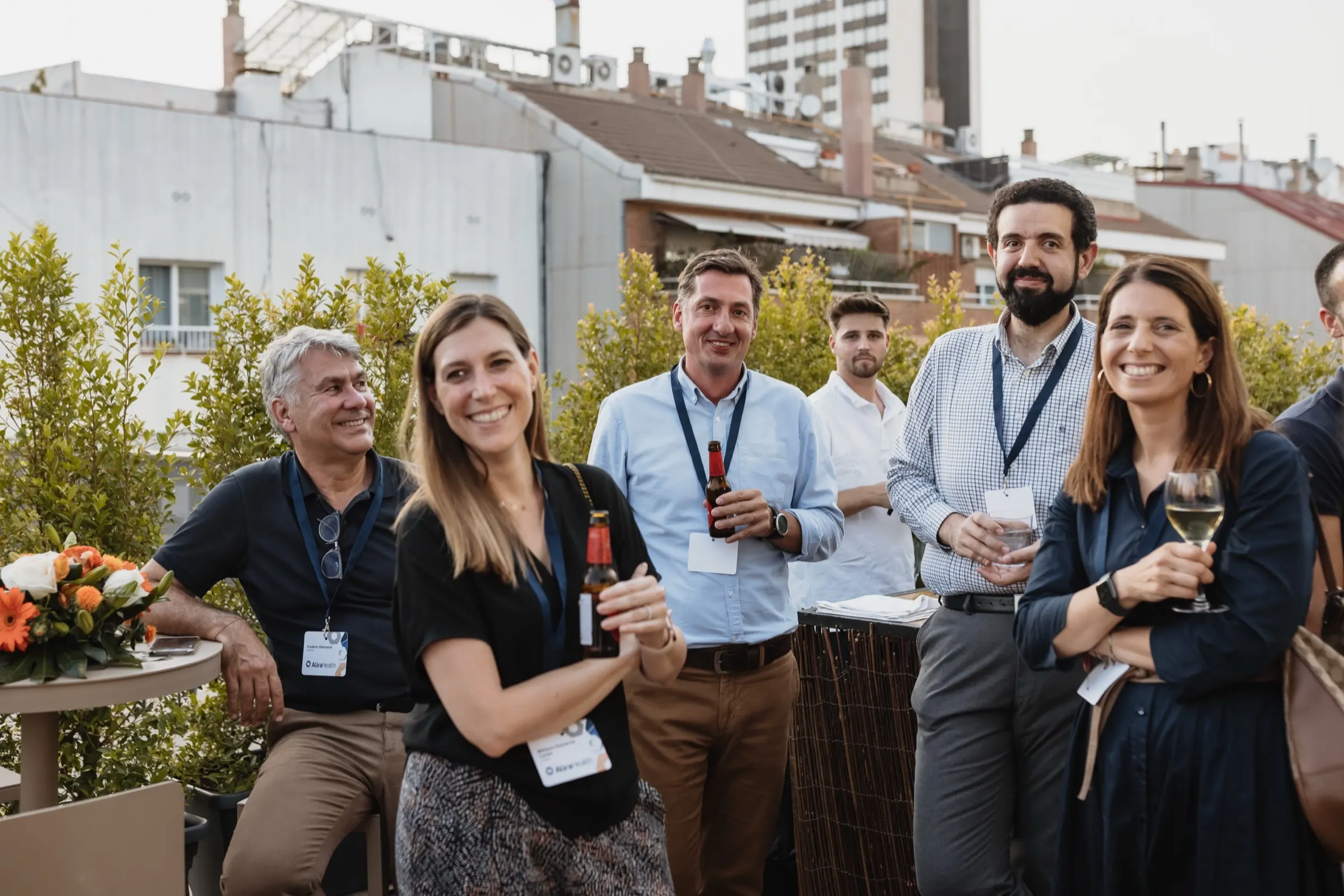 Alira Health — Encuentro de equipo en terraza, Barcelona. Fotografía de Noomadik.