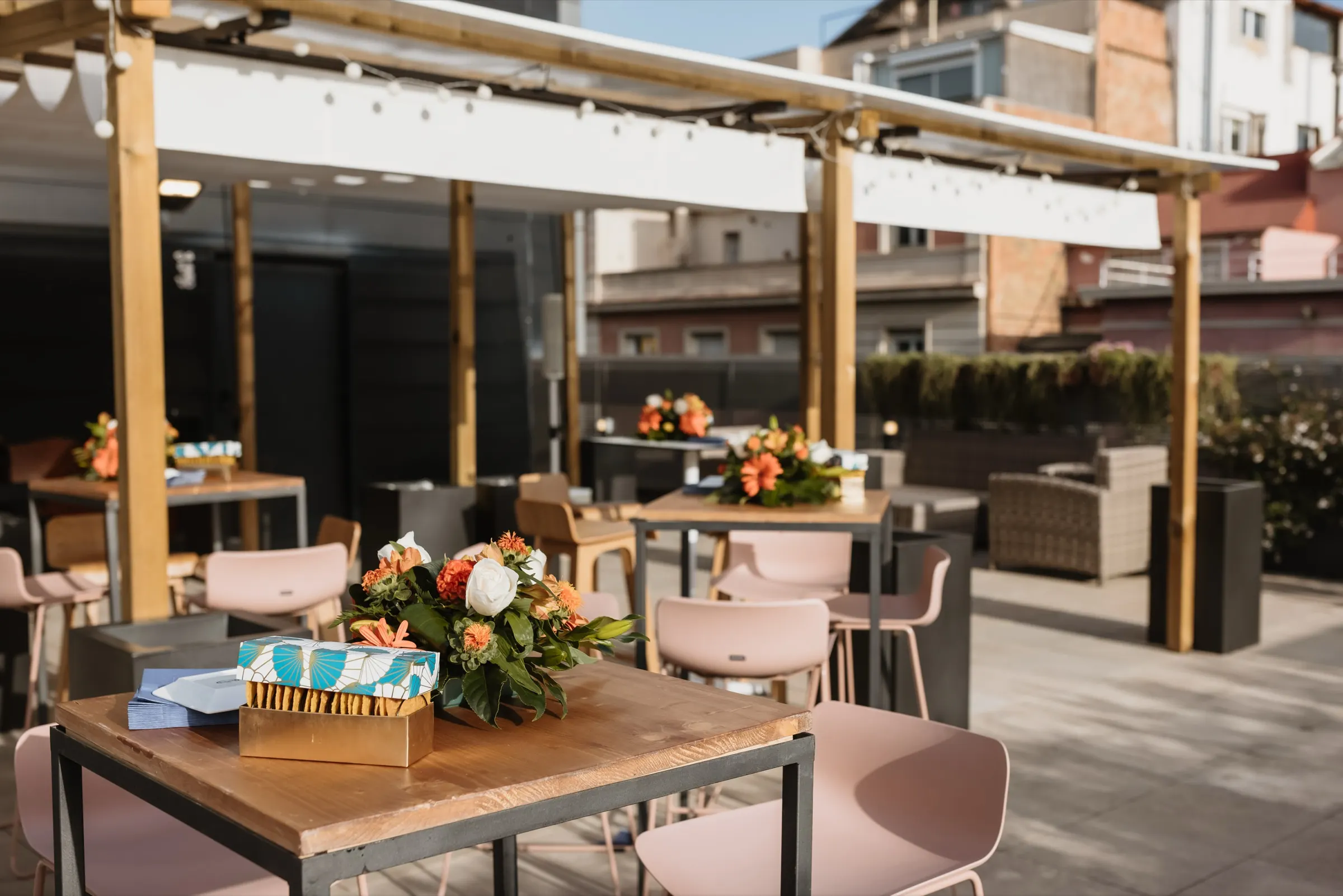 Alira Health — Encuentro de equipo en terraza, Barcelona. Fotografía de Noomadik.