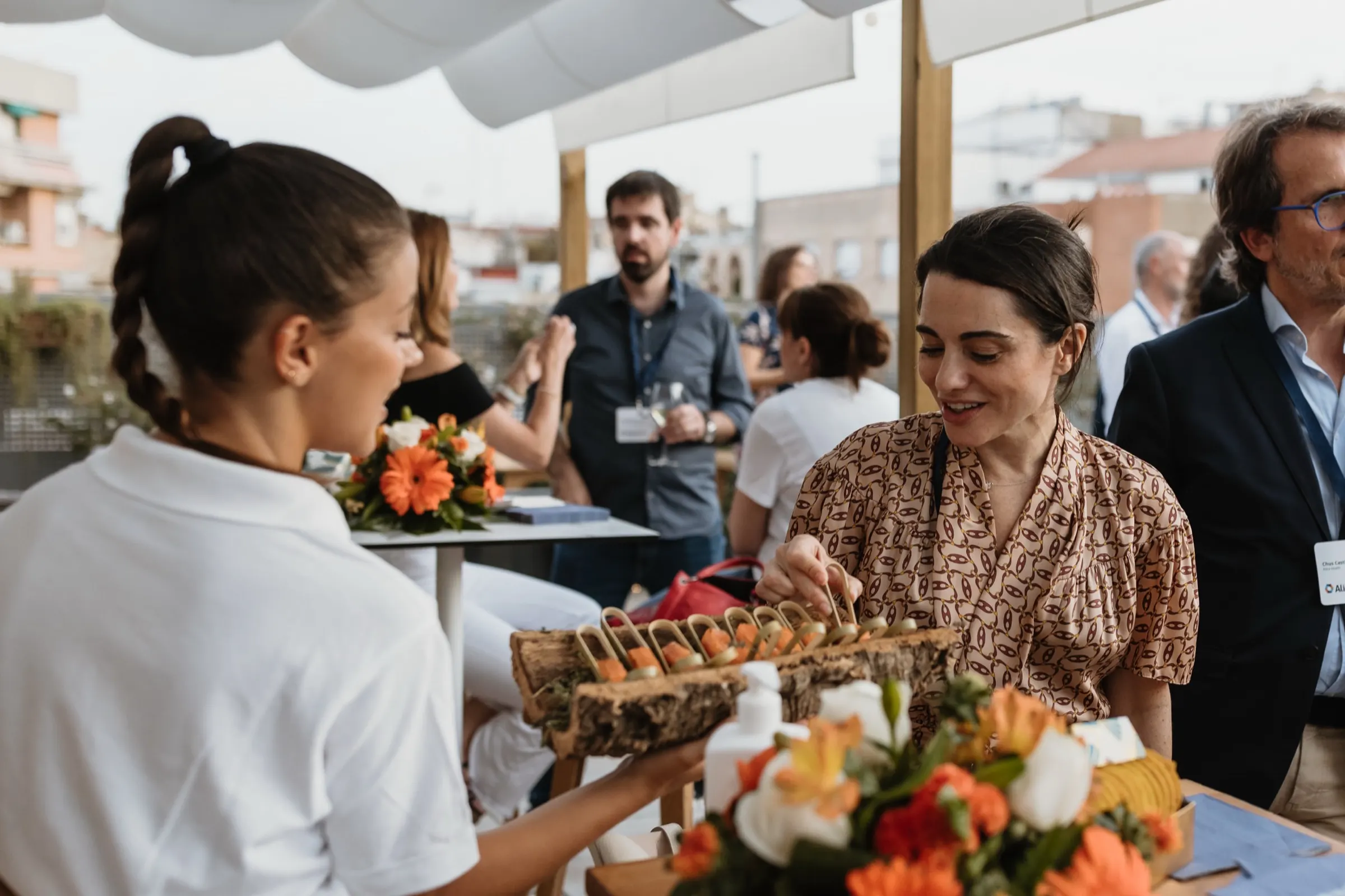 Alira Health — Encuentro de equipo en terraza, Barcelona. Fotografía de Noomadik.