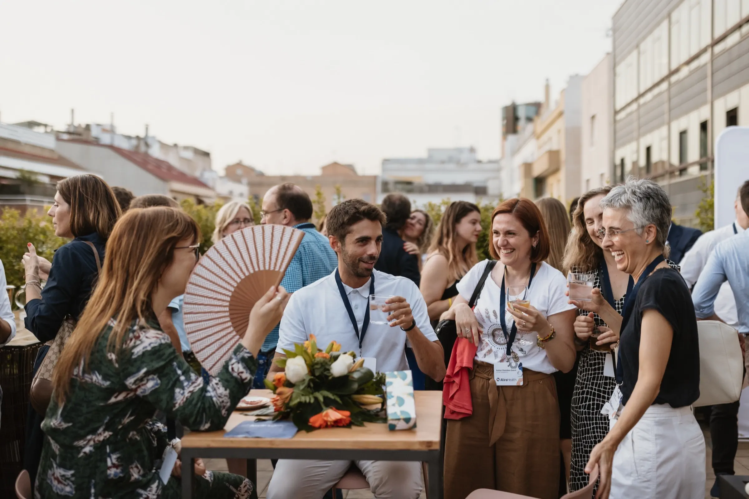 Alira Health — Encuentro de equipo en terraza, Barcelona. Fotografía de Noomadik.