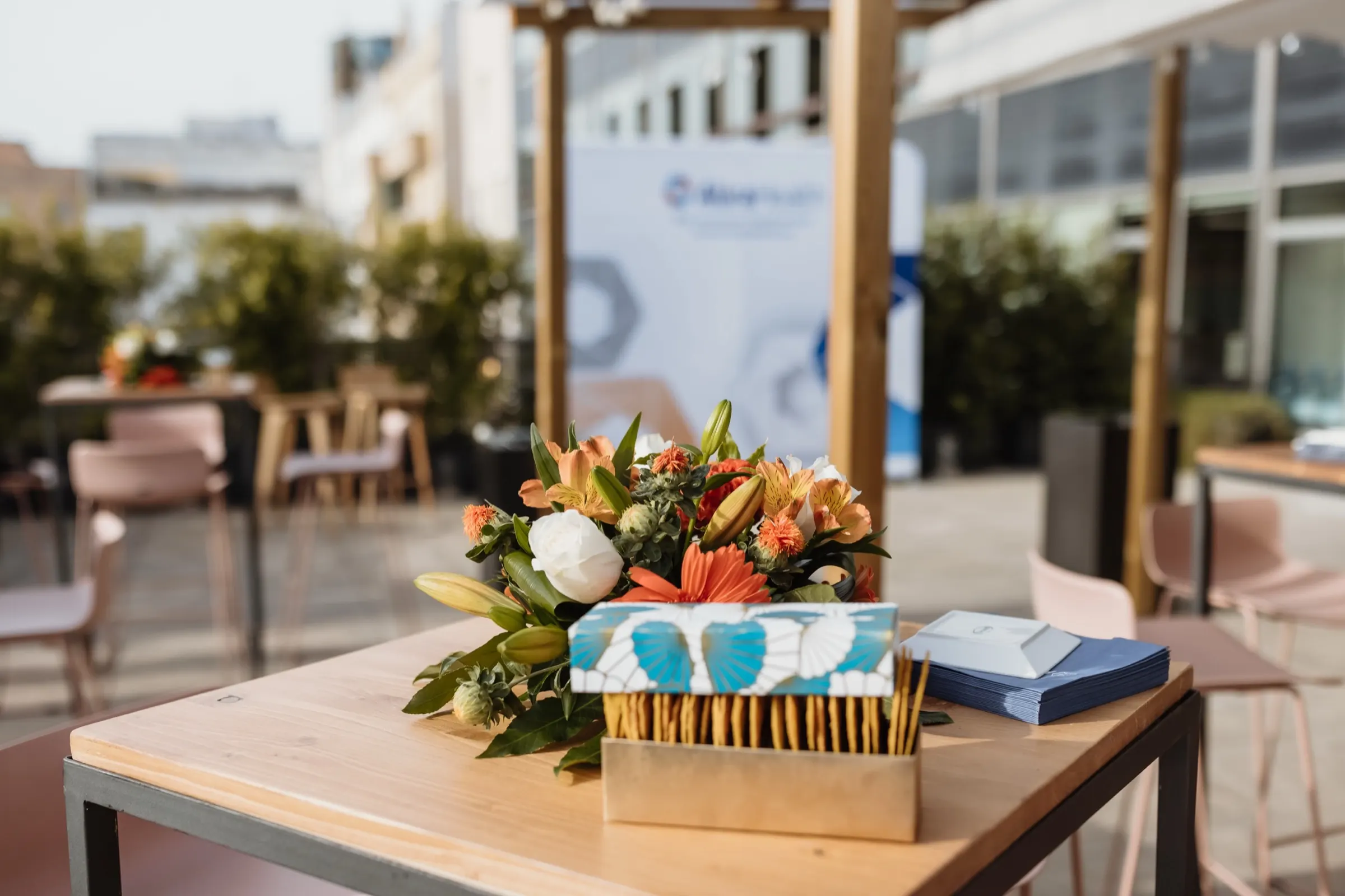 Alira Health — Encuentro de equipo en terraza, Barcelona. Fotografía de Noomadik.