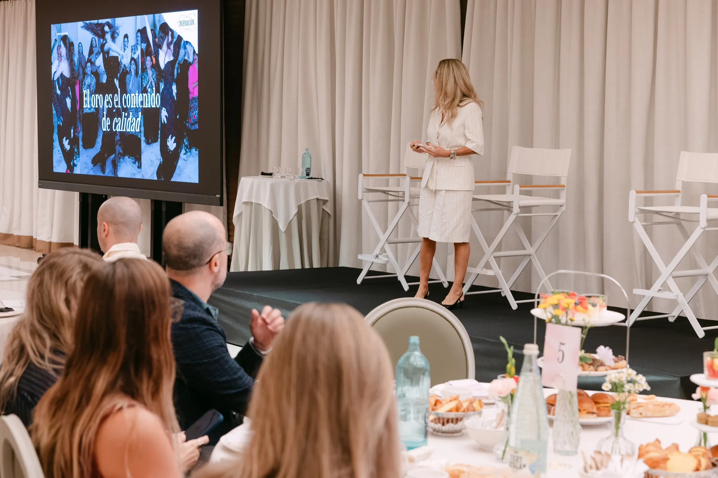 Ponente en el escenario ante asistentes sentados en el Condé Nast Summit Barcelona. Fotografía de Noomadik.
