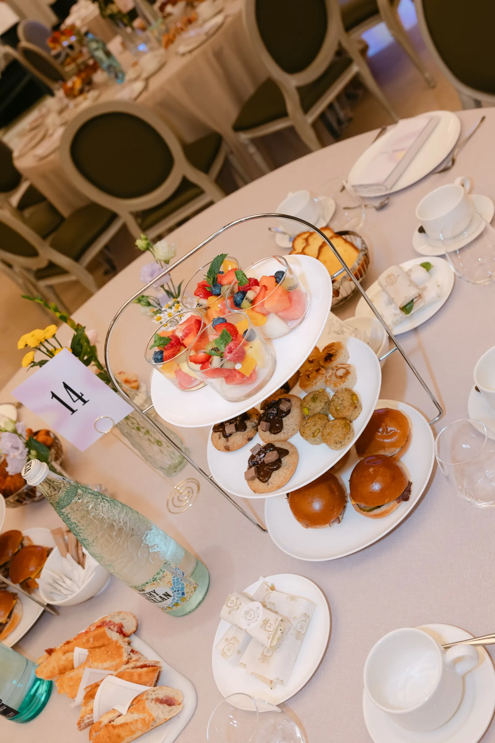 Bandeja de pisos con fruta y bollería en una mesa del brunch del Condé Nast Summit Barcelona. Fotografía de Noomadik.