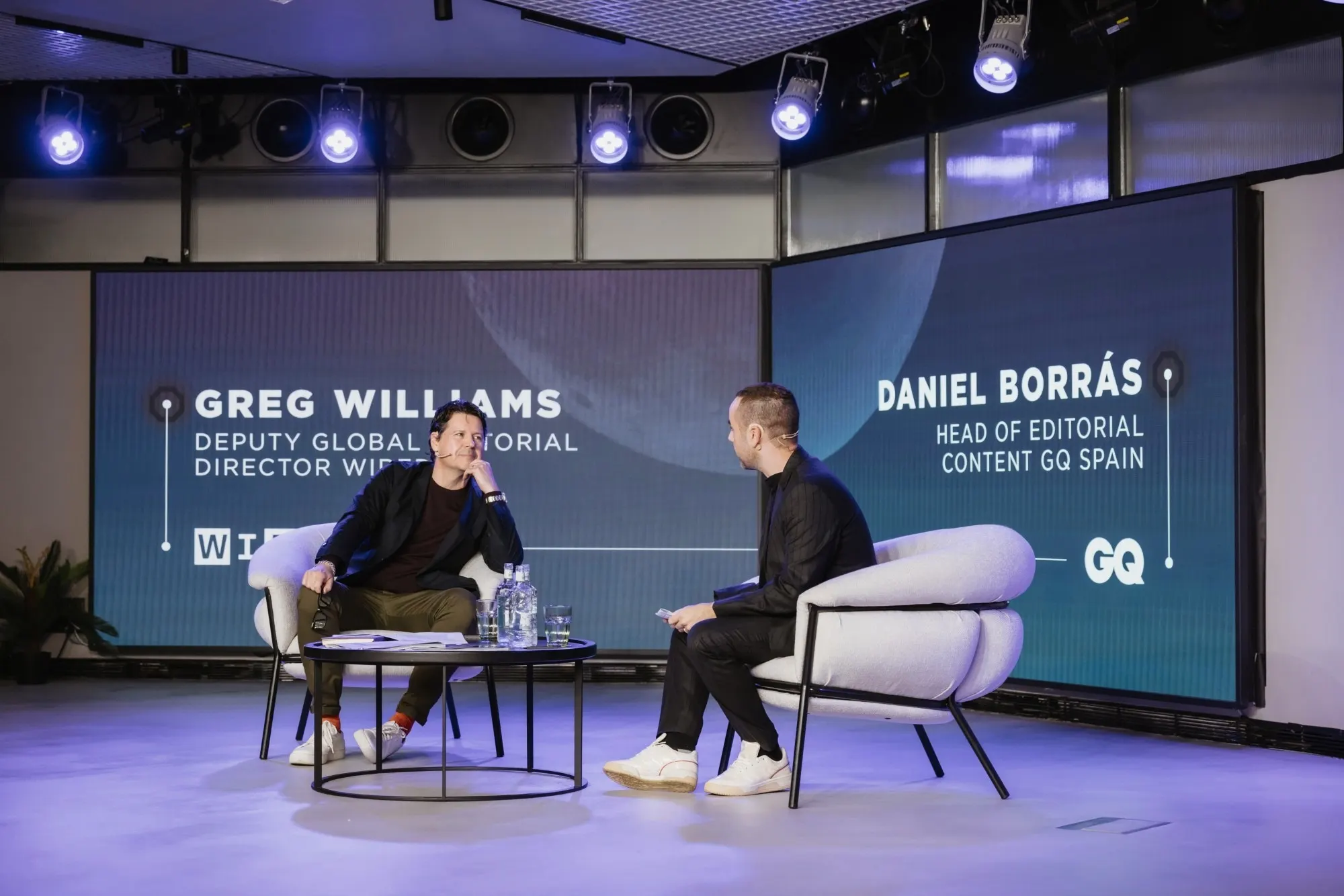 Charla en el escenario de un evento de GQ España. Fotografía de Noomadik.