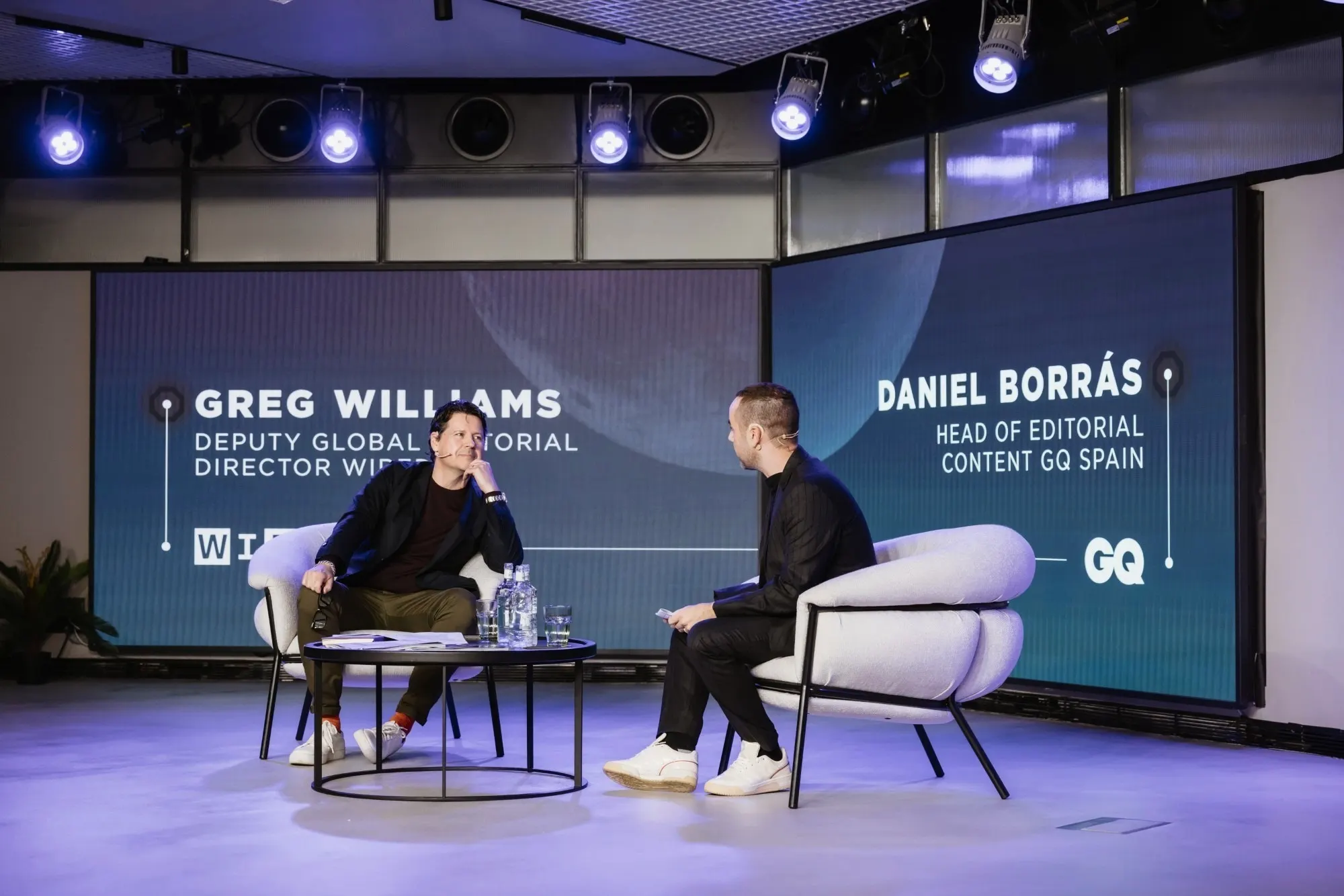 Charla en el escenario de un evento de GQ España. Fotografía de Noomadik.
