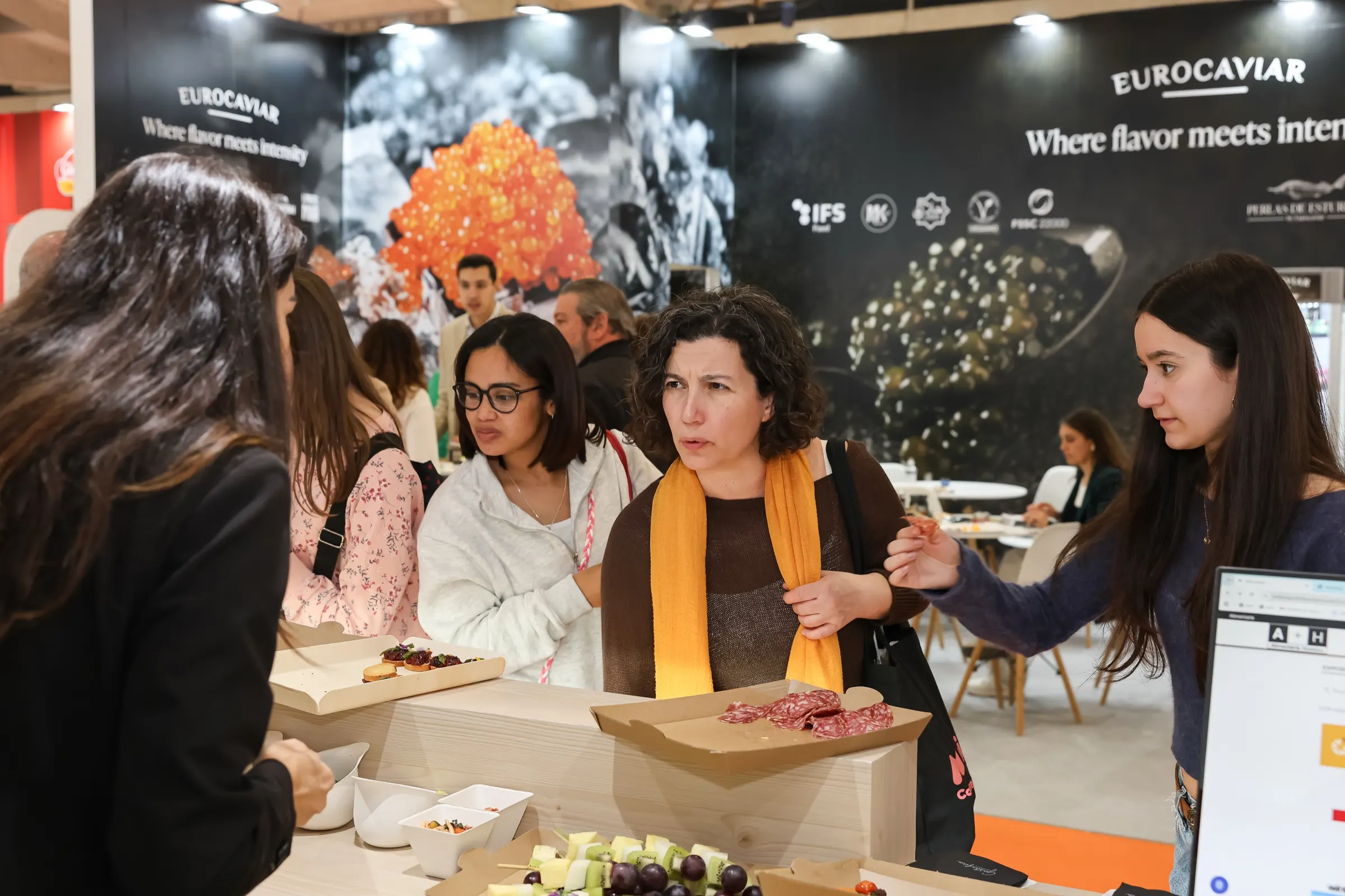 Visitantes probando producto en el stand de Eurocaviar del pabellón italiano en Alimentaria. Fotografía de Noomadik.
