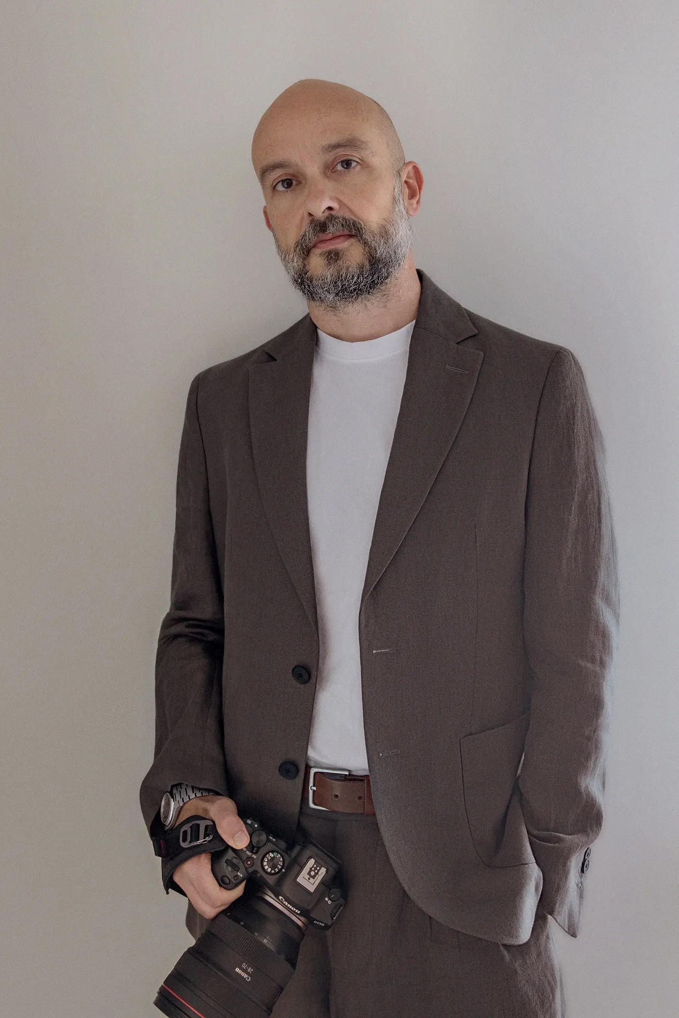 Juanjo Vega Santa-Cruz, fundador y director creativo de Noomadik, con su cámara