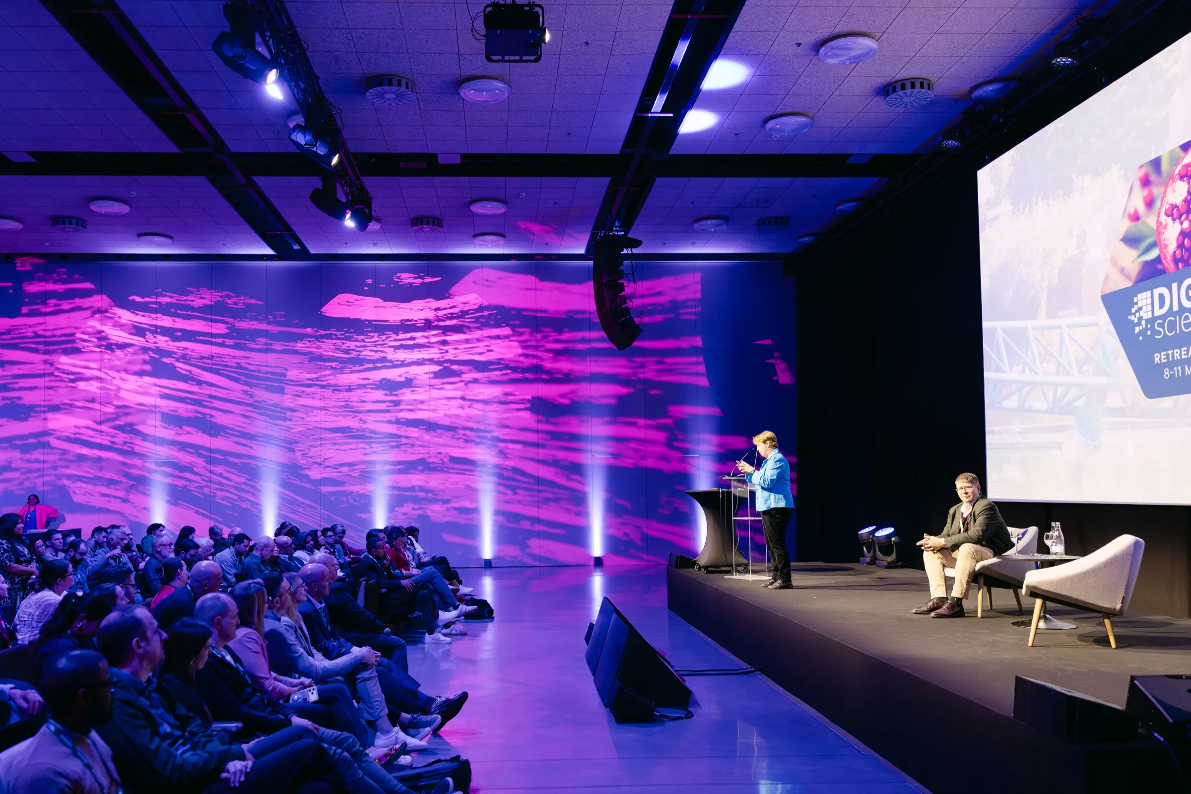 Conversación en el escenario ante el auditorio del encuentro anual de Digital Science en PortAventura. Fotografía de Noomadik.