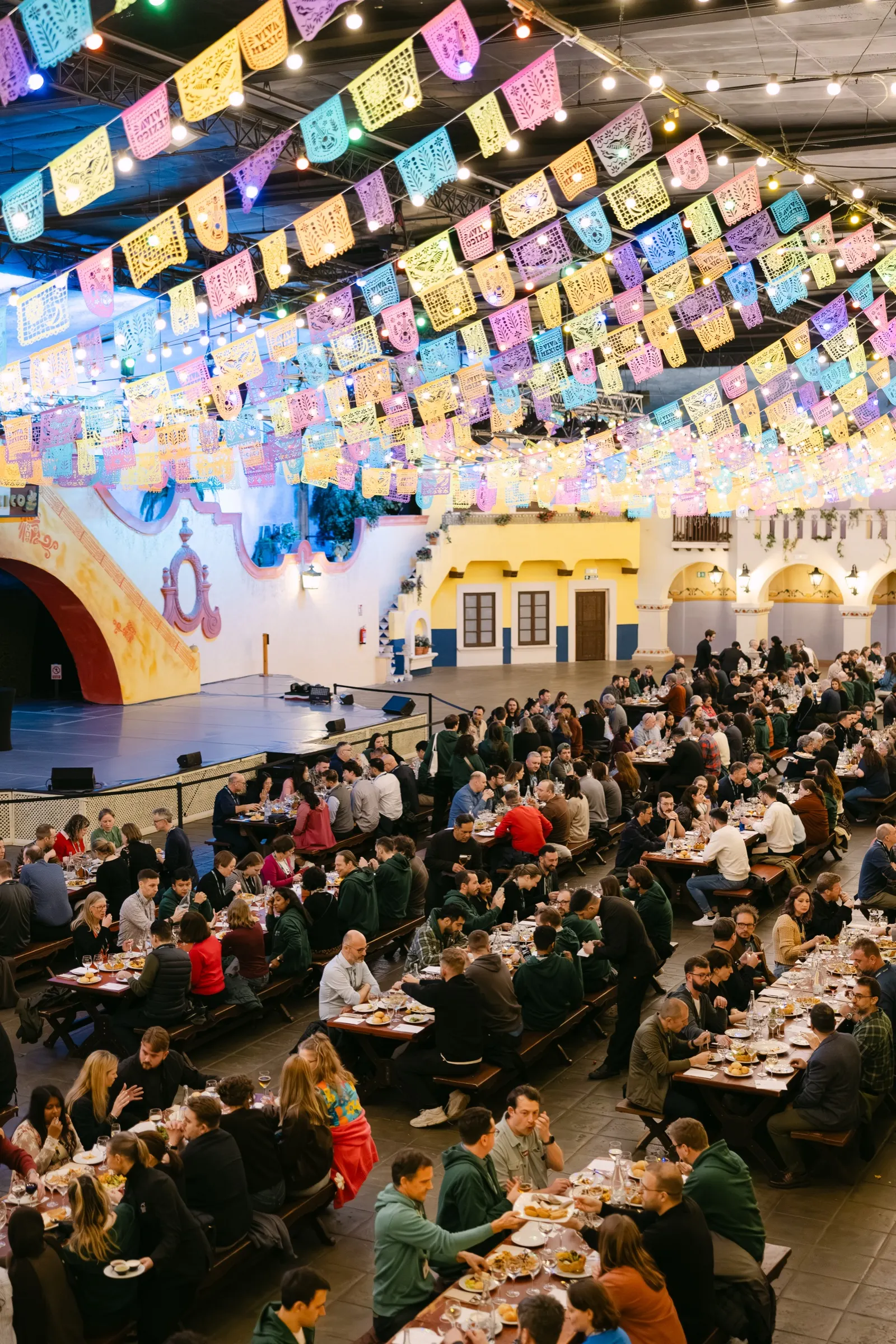 Cena de toda la empresa bajo banderines de colores en PortAventura con Digital Science. Fotografía de Noomadik.