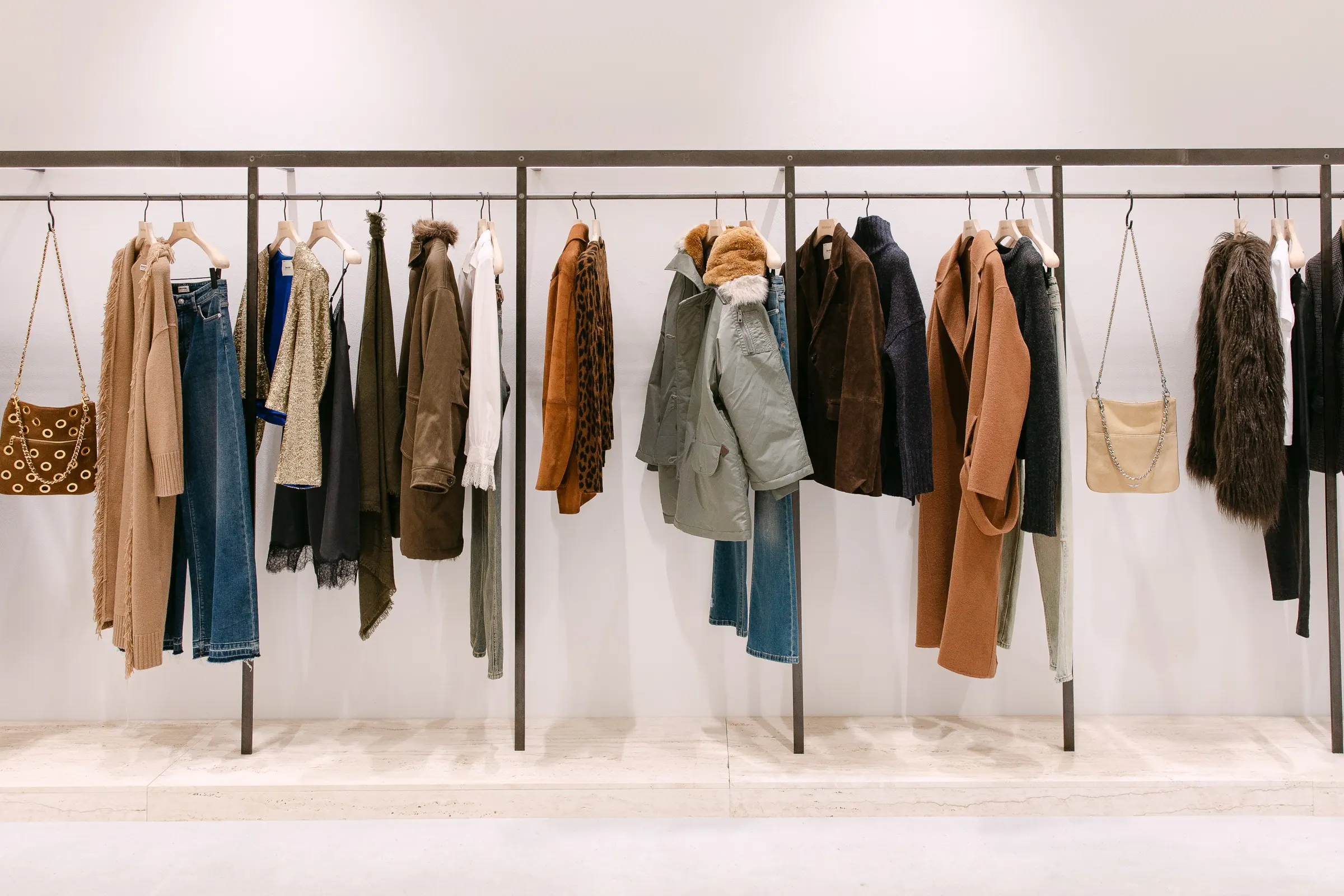 Burro con abrigos, chaquetas y bolsos de la nueva colección de Zadig & Voltaire en Barcelona. Fotografía de Noomadik.