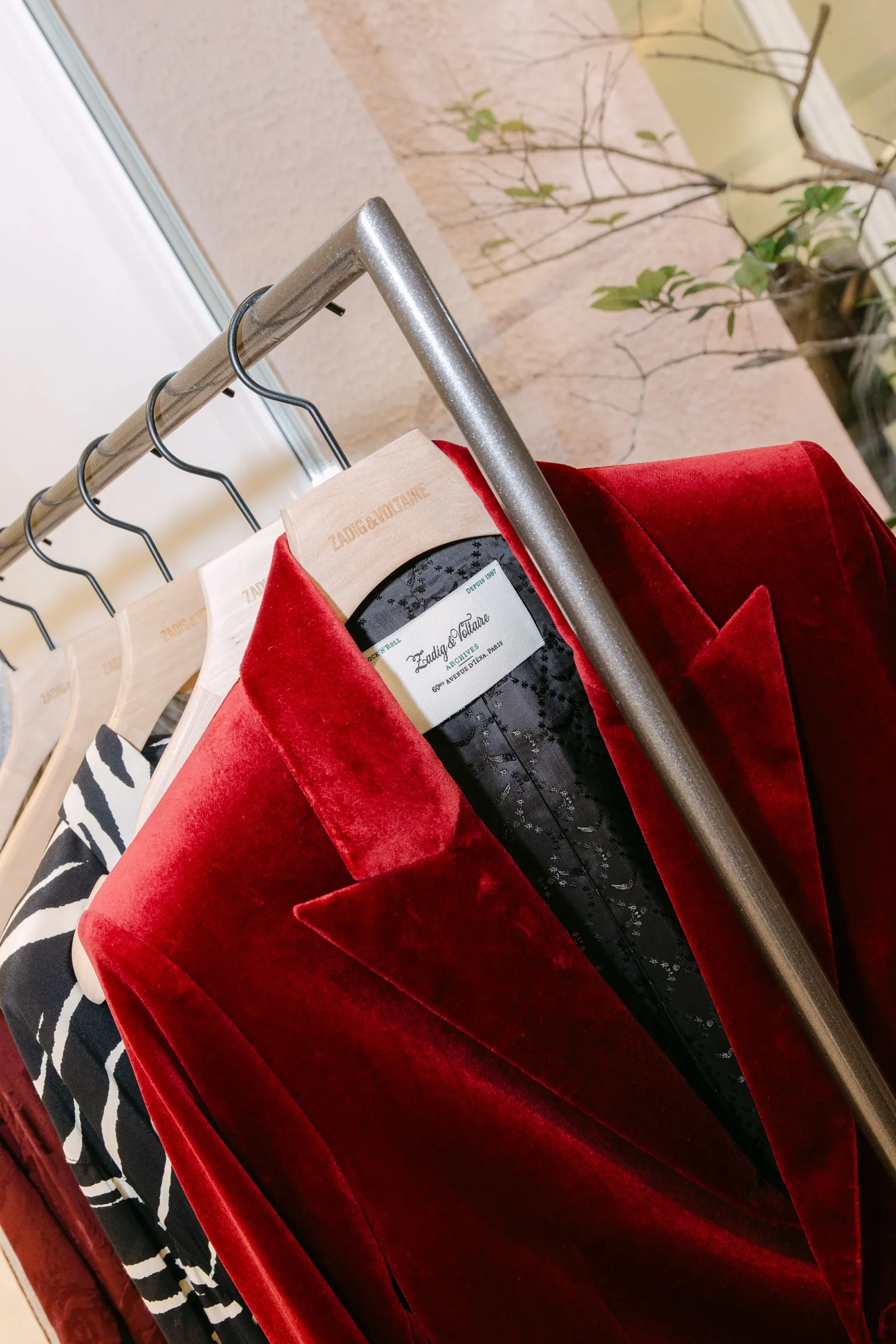 Americana de terciopelo rojo en un perchero de la colección de Zadig & Voltaire. Fotografía de Noomadik.