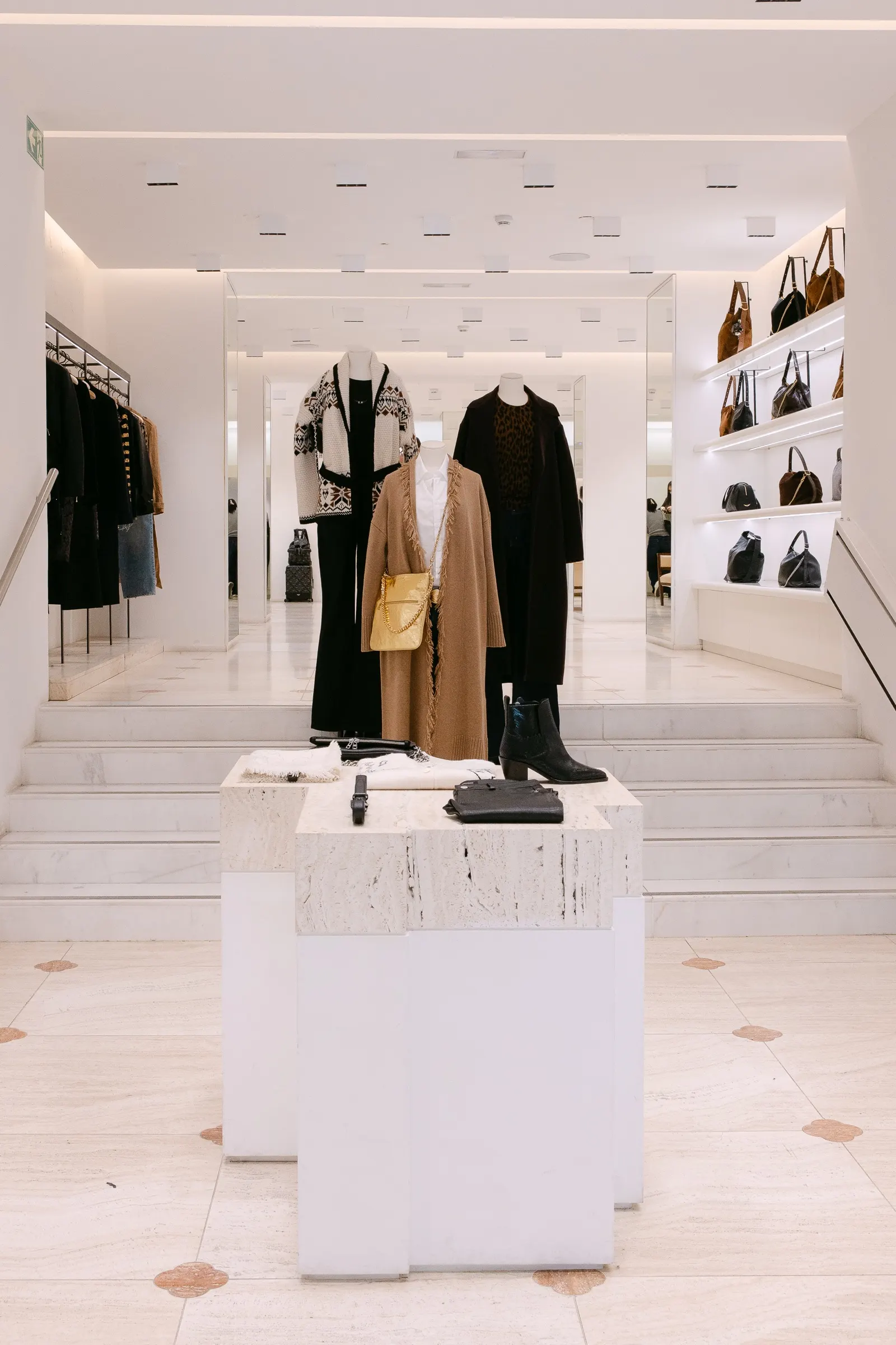 Interior de la tienda de Zadig & Voltaire en Barcelona con maniquíes y estantes de bolsos. Fotografía de Noomadik.