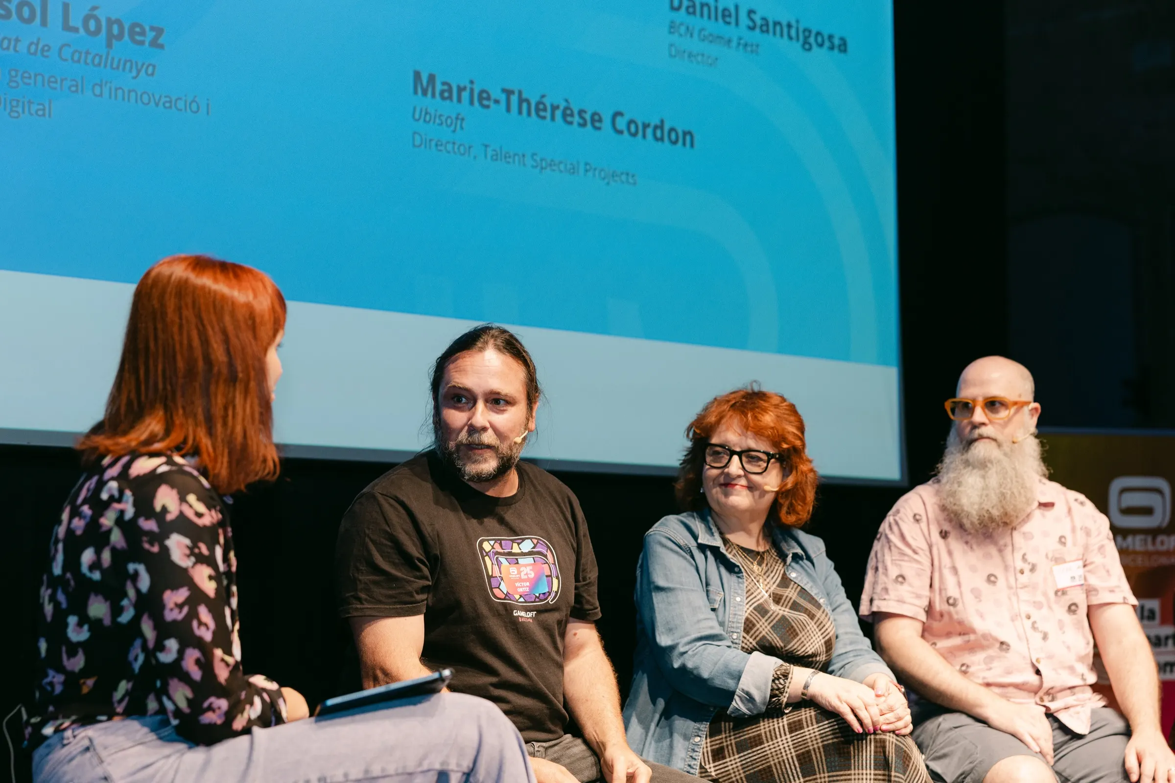 Mesa redonda sobre videojuegos con cuatro participantes en el 25 aniversario de Gameloft Barcelona. Fotografía de Noomadik.