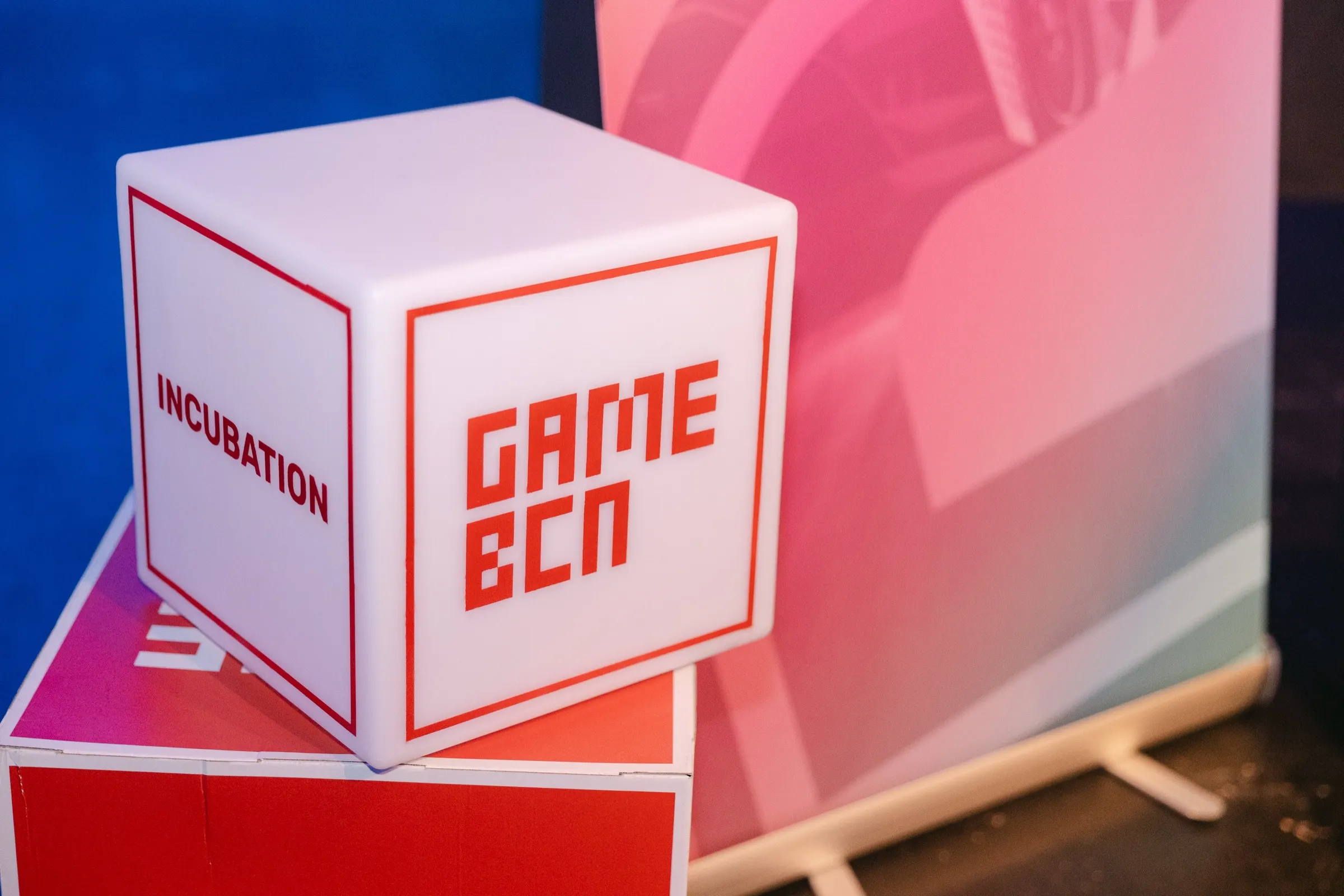 Cubo luminoso de Game BCN Incubation en el espacio de charlas del aniversario de Gameloft. Fotografía de Noomadik.