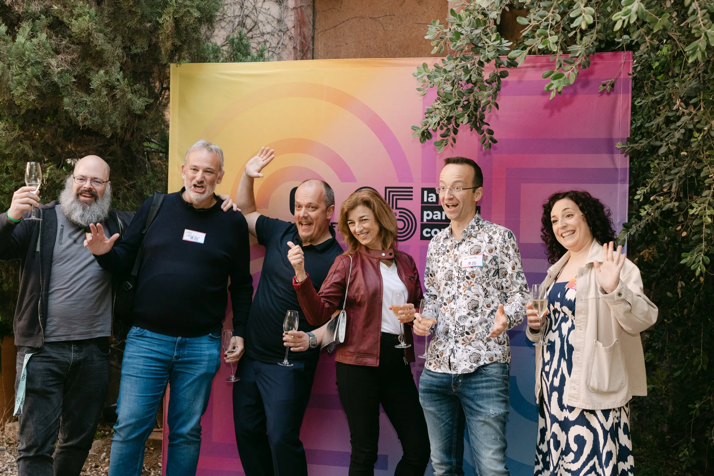 Equipo brindando ante el photocall en el jardín del 25 aniversario de Gameloft Barcelona en Palo Alto. Fotografía de Noomadik.