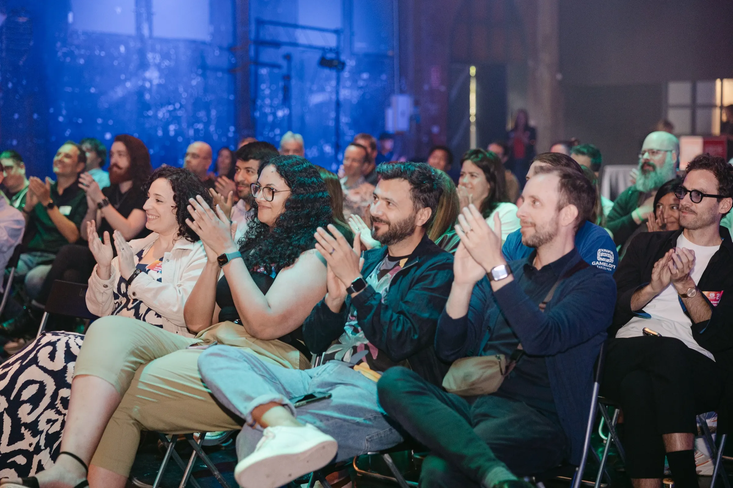 Público aplaudiendo durante las charlas del 25 aniversario de Gameloft Barcelona en Palo Alto. Fotografía de Noomadik.