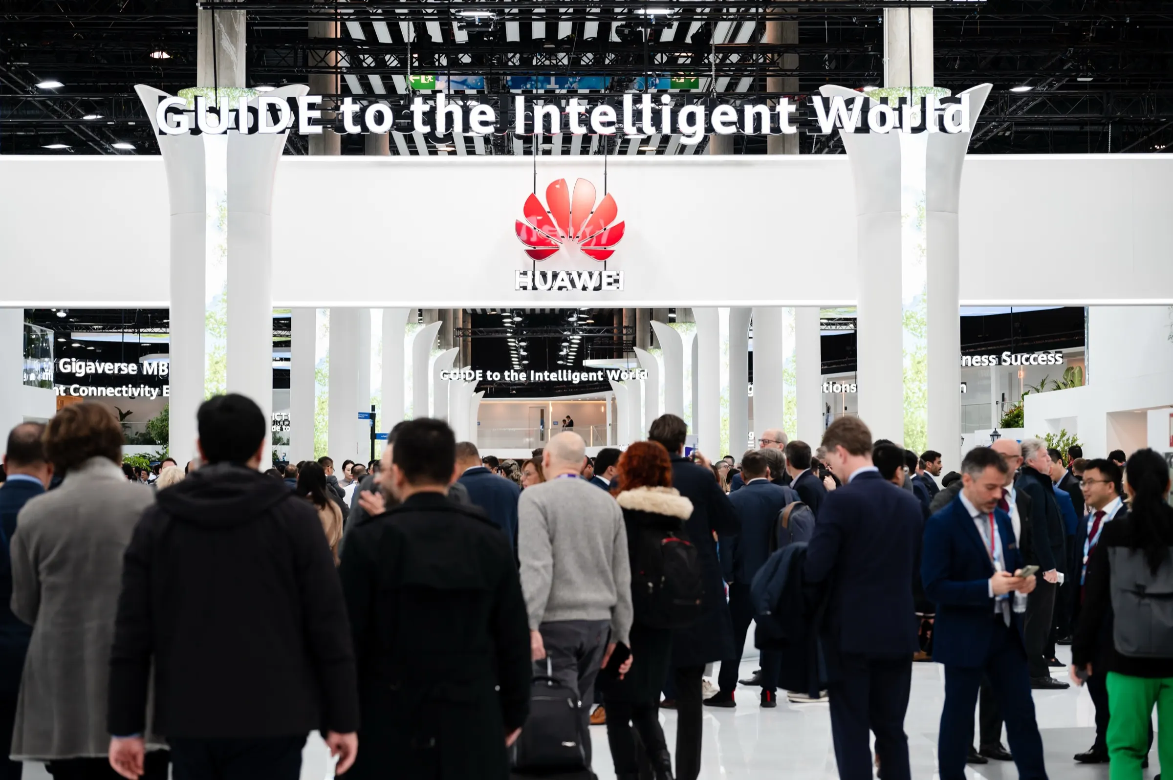 Huawei — Huawei Cloud en el MWC Barcelona 2023, Fira Gran Via, Barcelona. Fotografía de Noomadik.