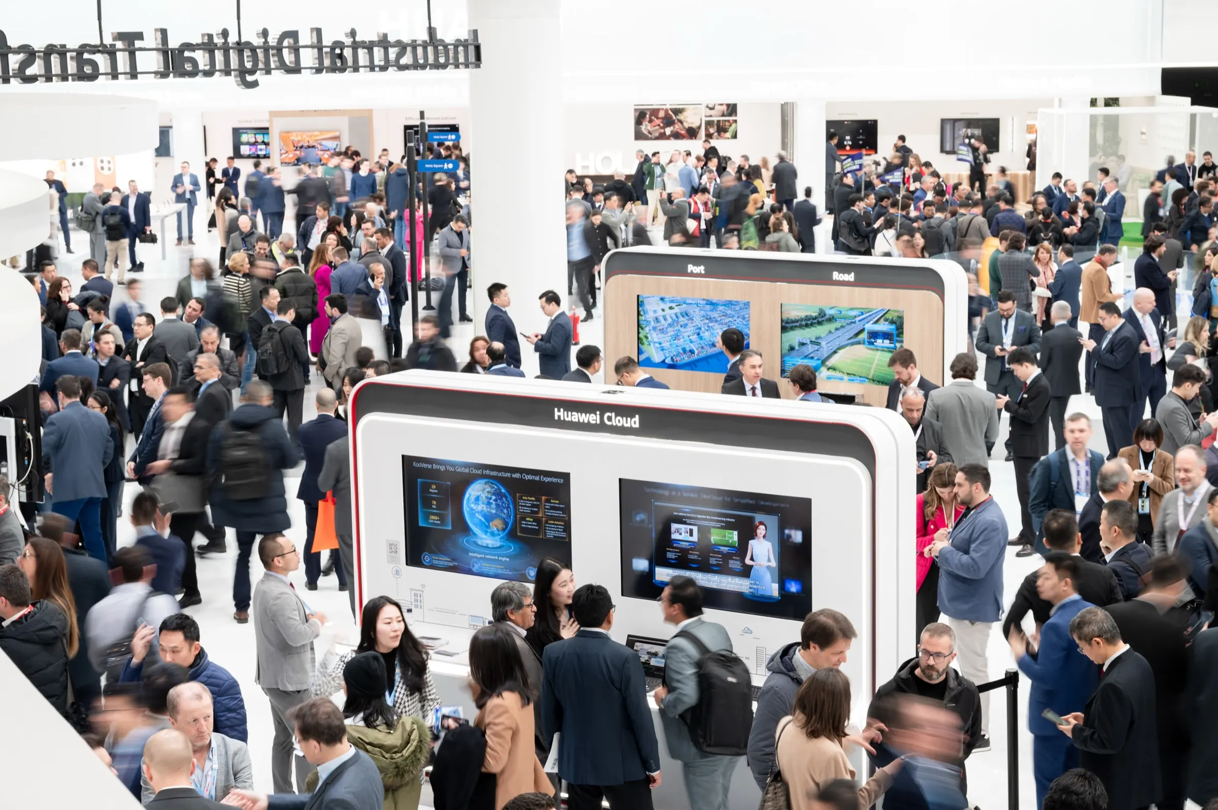 Huawei — Huawei Cloud en el MWC Barcelona 2023, Fira Gran Via, Barcelona. Fotografía de Noomadik.