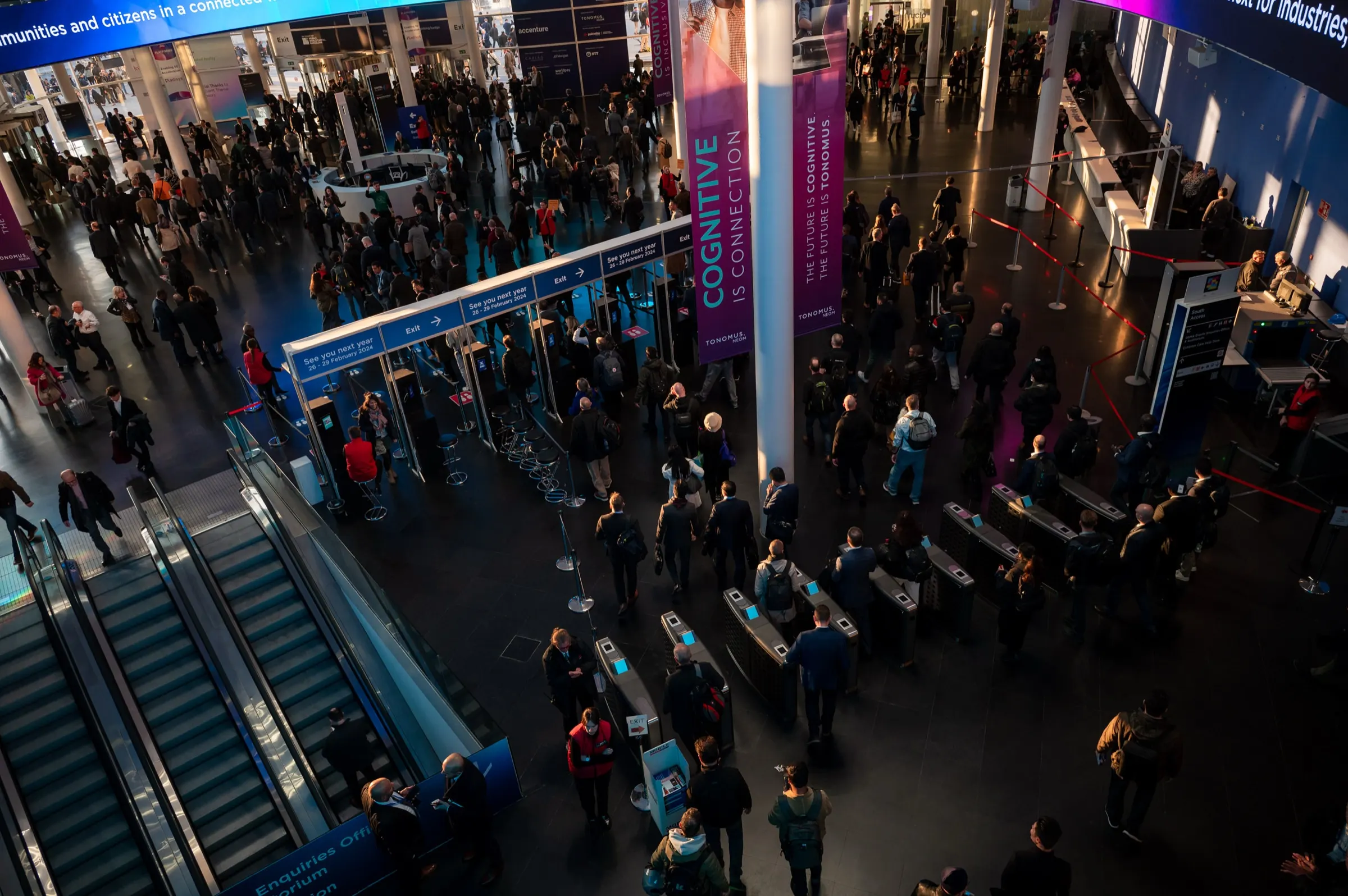 Huawei — Huawei Cloud en el MWC Barcelona 2023, Fira Gran Via, Barcelona. Fotografía de Noomadik.