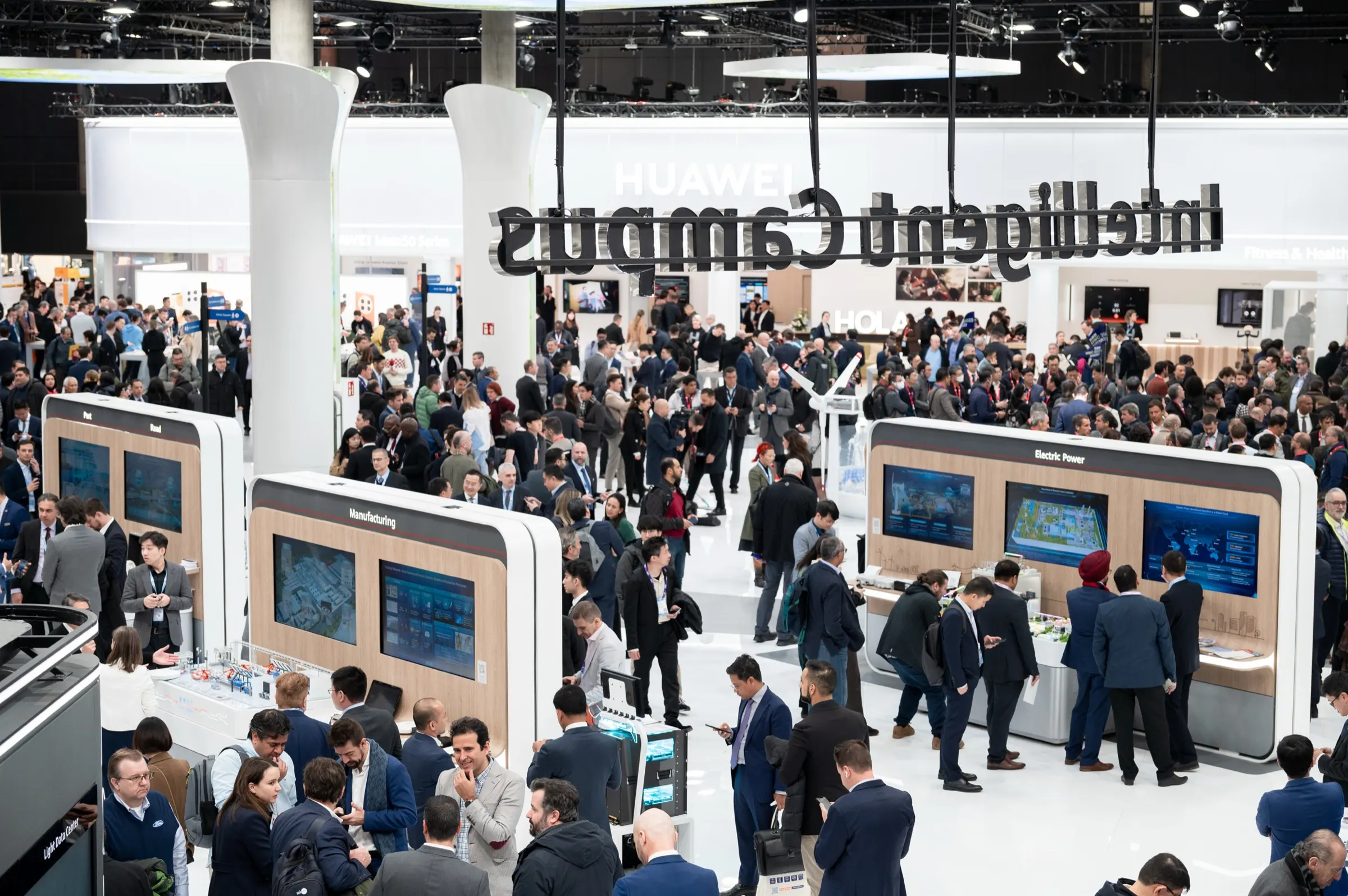 Huawei — Huawei Cloud en el MWC Barcelona 2023, Fira Gran Via, Barcelona. Fotografía de Noomadik.