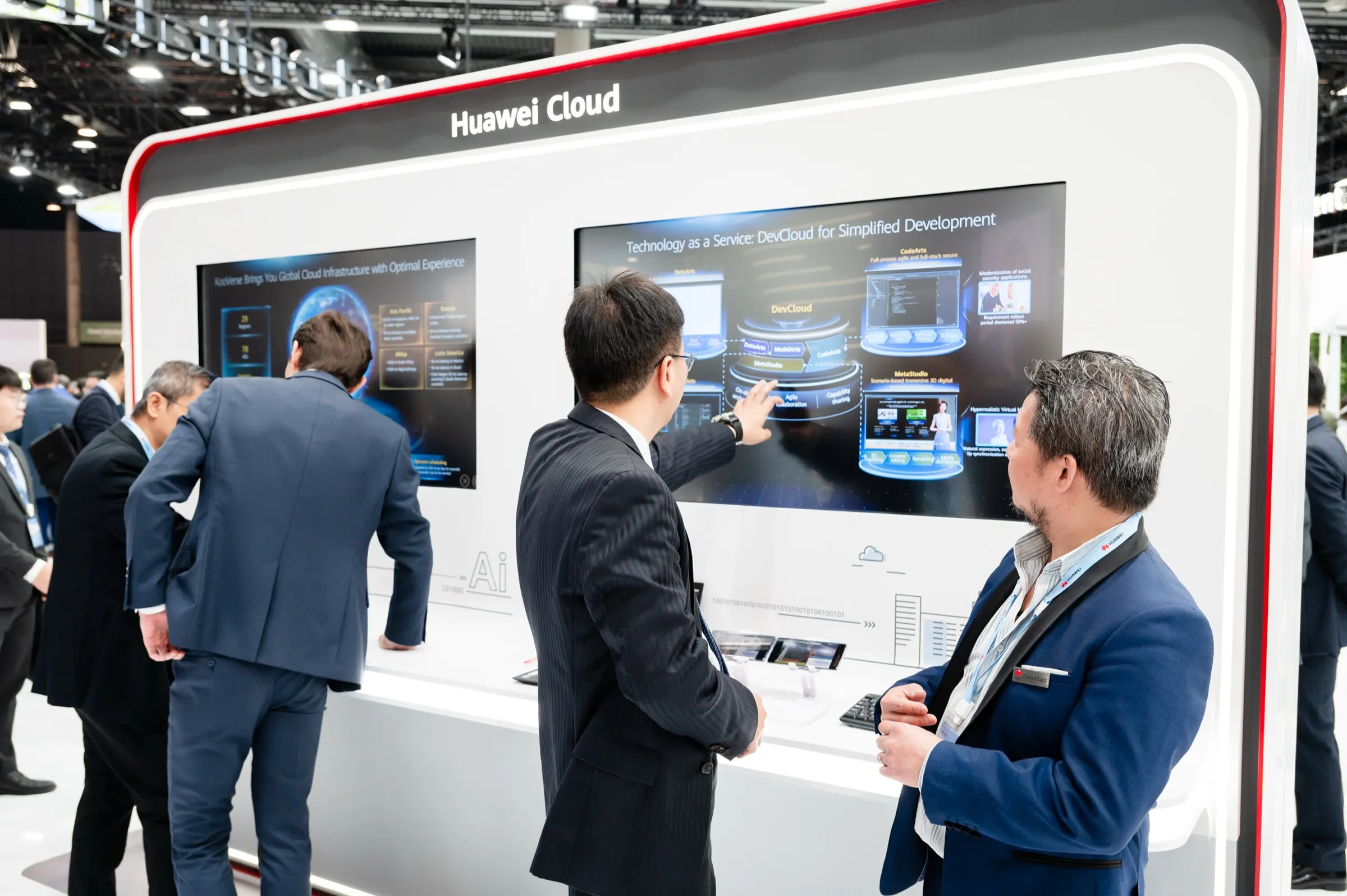 Huawei — Huawei Cloud en el MWC Barcelona 2023, Fira Gran Via, Barcelona. Fotografía de Noomadik.