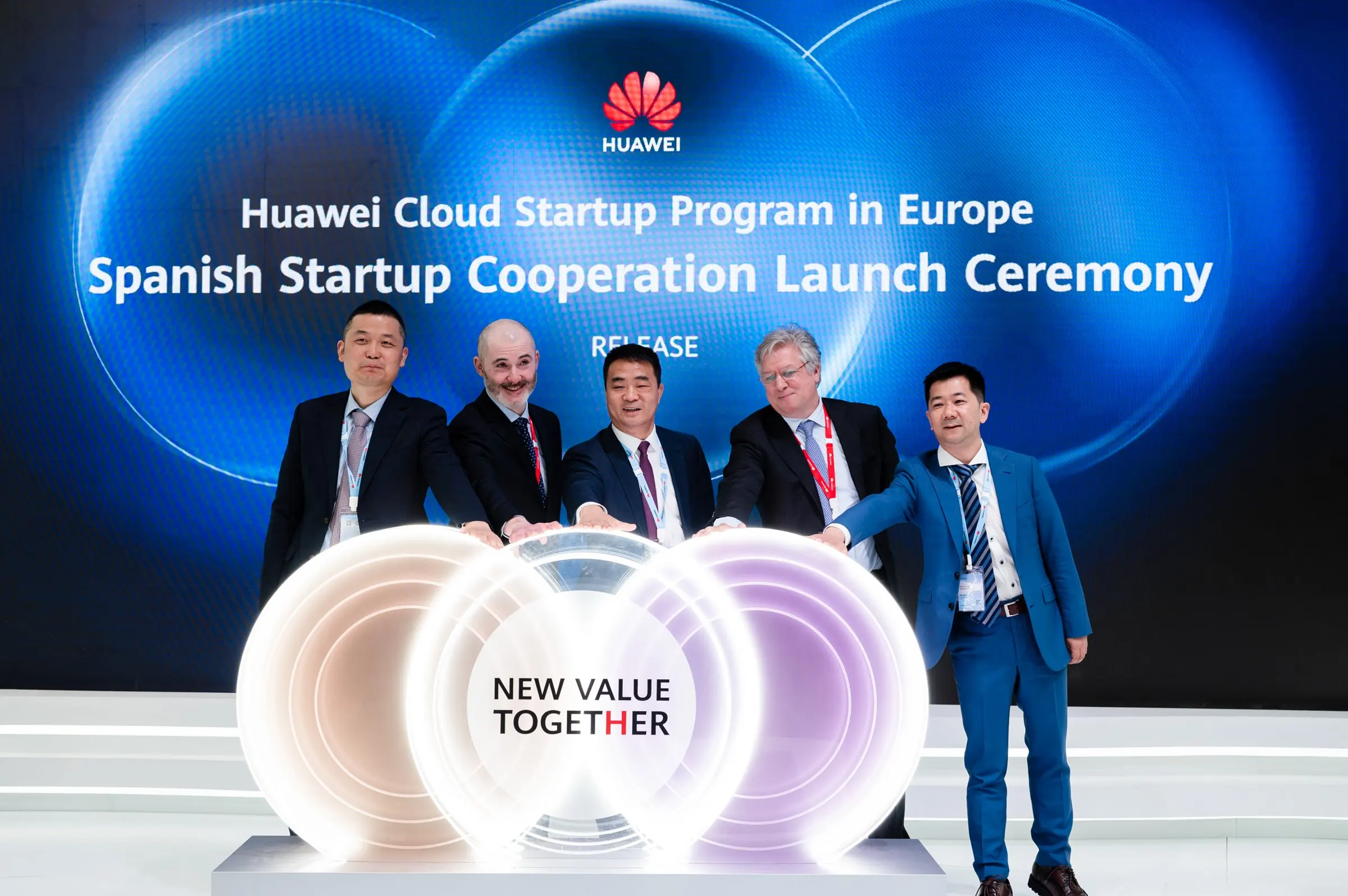 Huawei — Huawei Cloud en el MWC Barcelona 2023, Fira Gran Via, Barcelona. Fotografía de Noomadik.