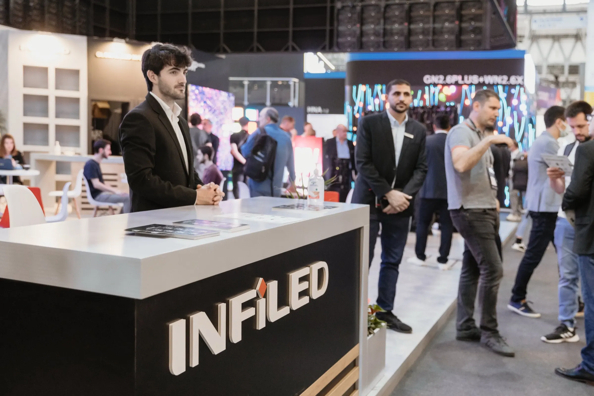 INFiLED — Stand en ISE 2022, Fira Gran Via, Barcelona. Fotografía de Noomadik.