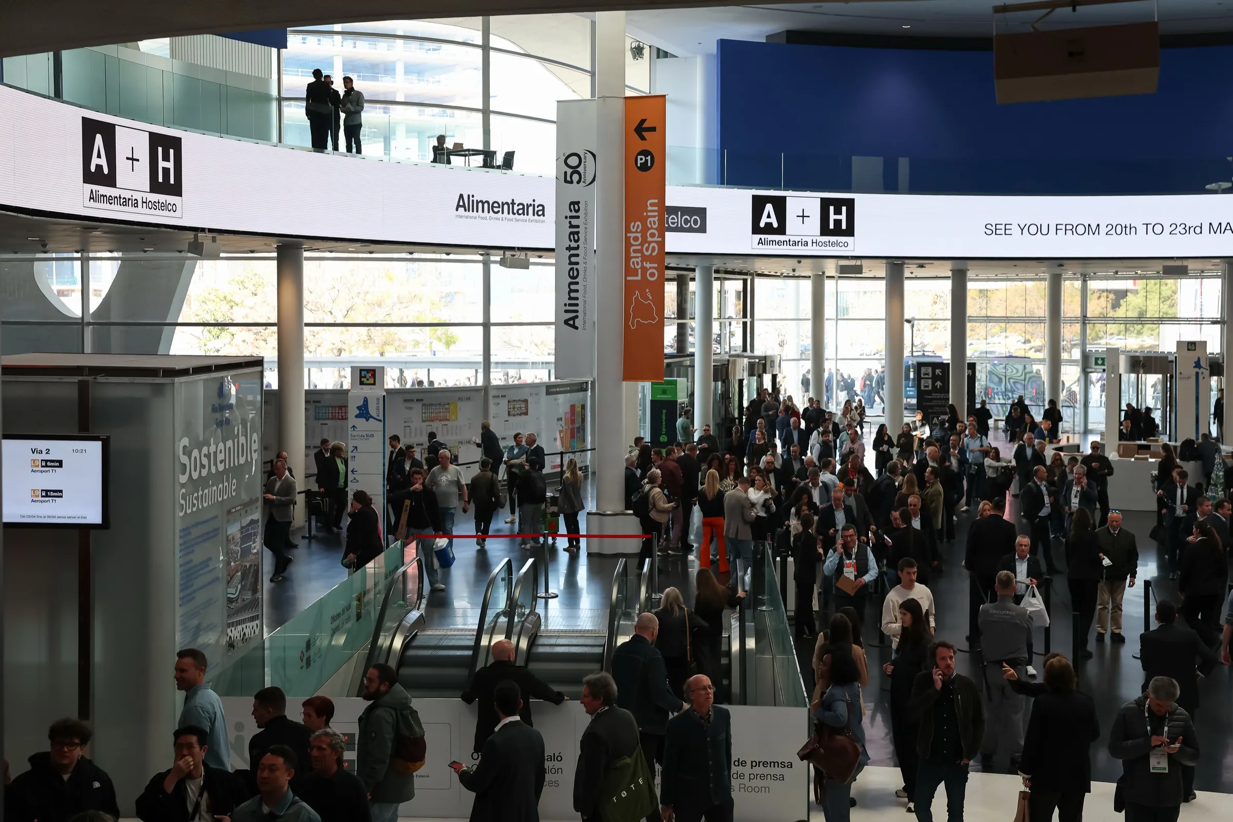 Visitantes llenando el vestíbulo de acceso a Alimentaria en Fira Barcelona Gran Via. Fotografía de Noomadik.