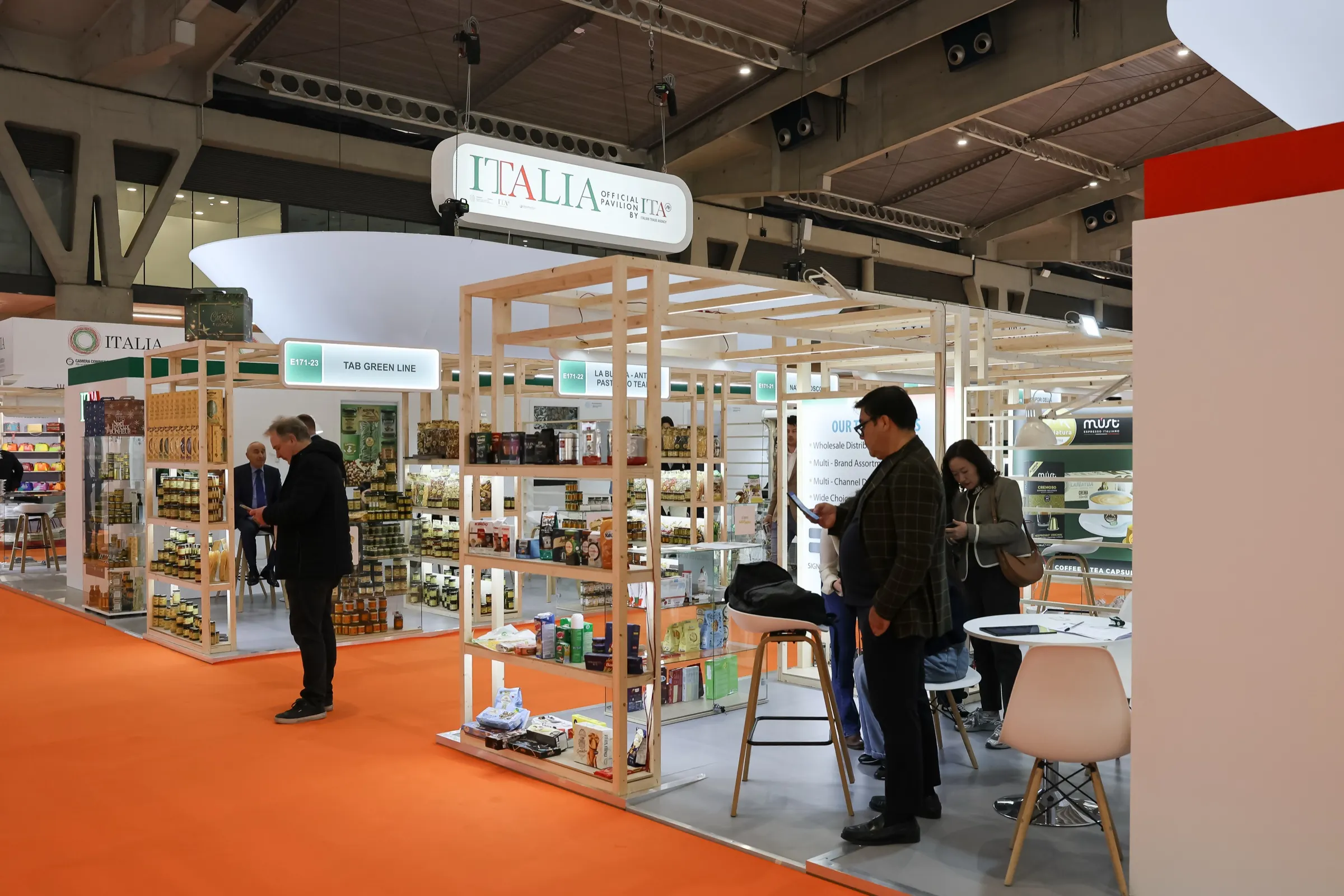 Visitantes recorriendo los stands de productores del pabellón de Italia en Alimentaria. Fotografía de Noomadik.