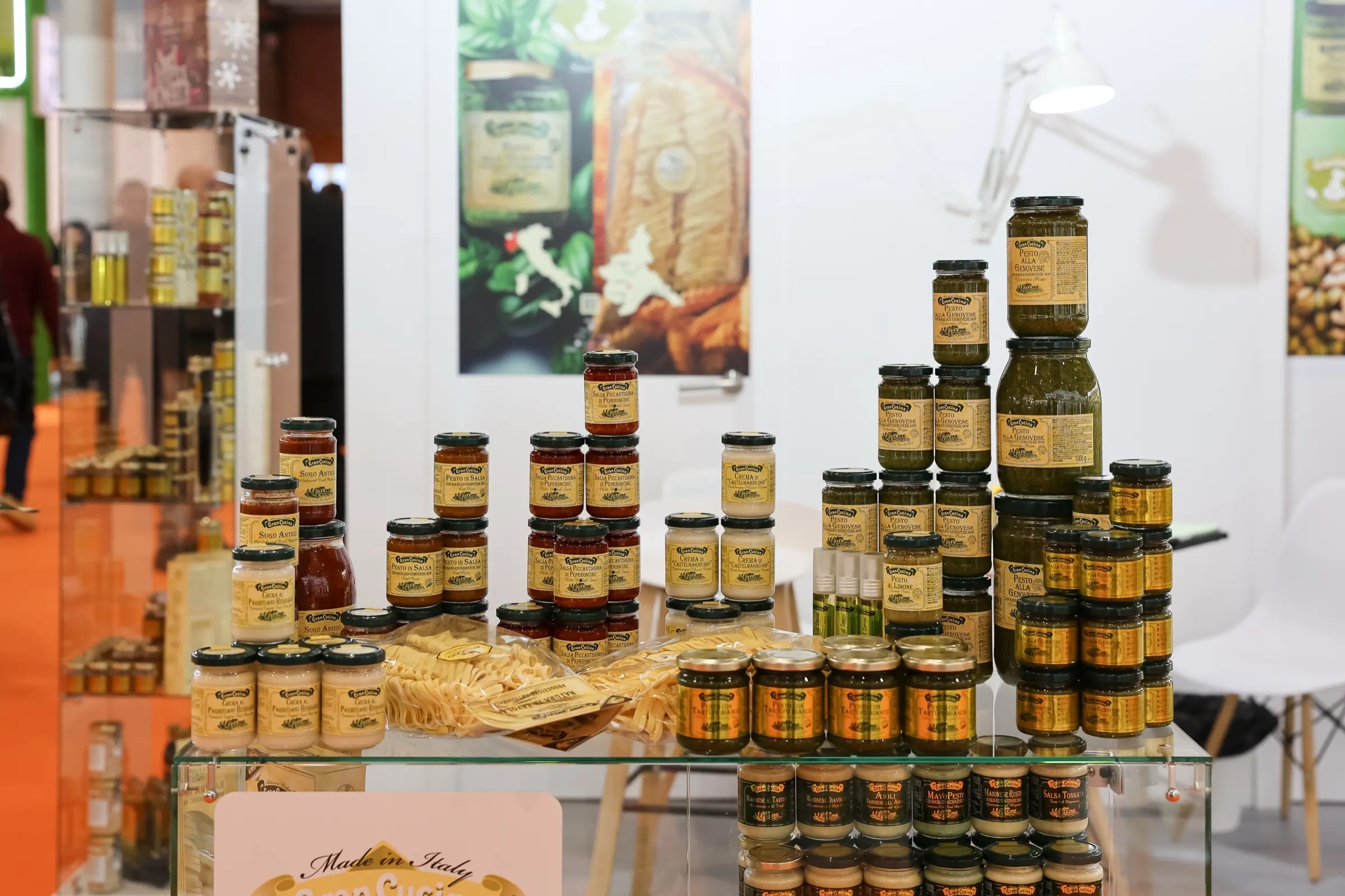 Tarros de conservas italianas apilados en un stand del pabellón de Italia en Alimentaria. Fotografía de Noomadik.