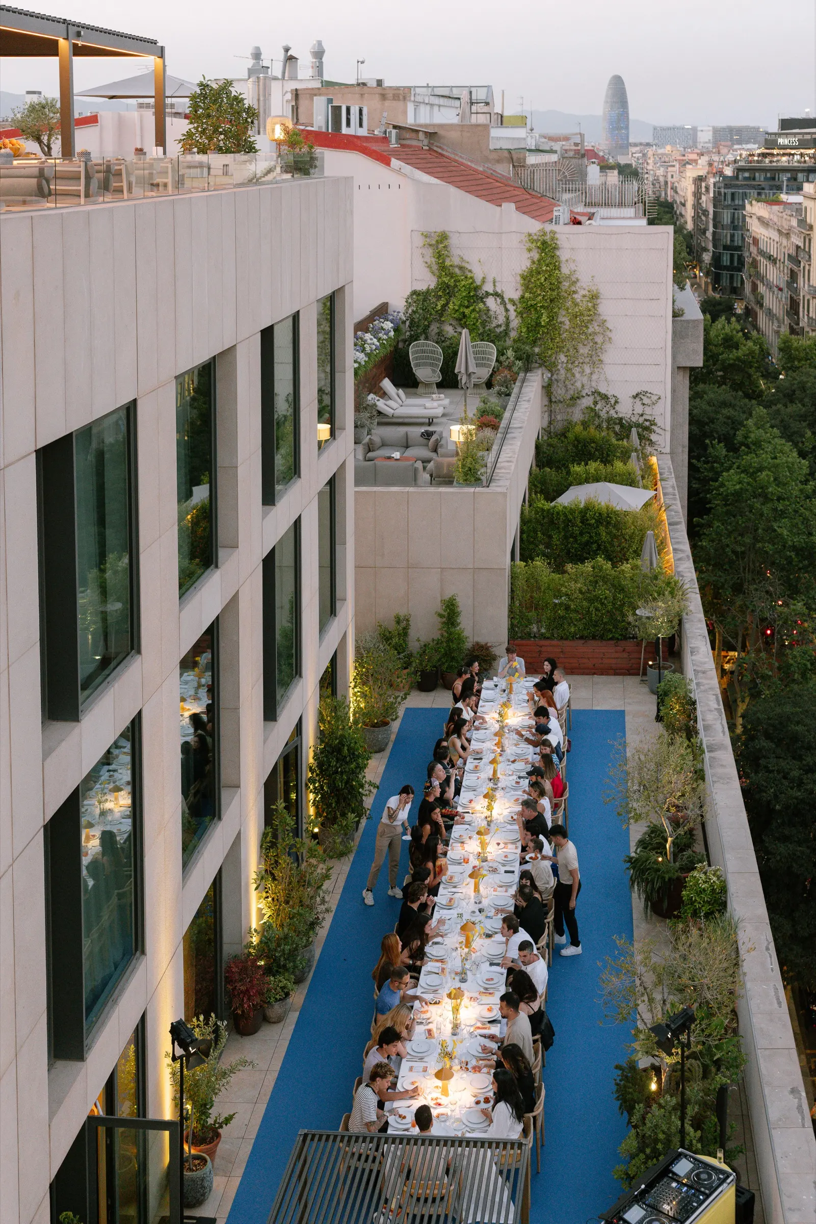 Vista cenital de la larga mesa de los GQ Creativity Awards en la terraza del hotel ME Barcelona. Fotografía de Noomadik.