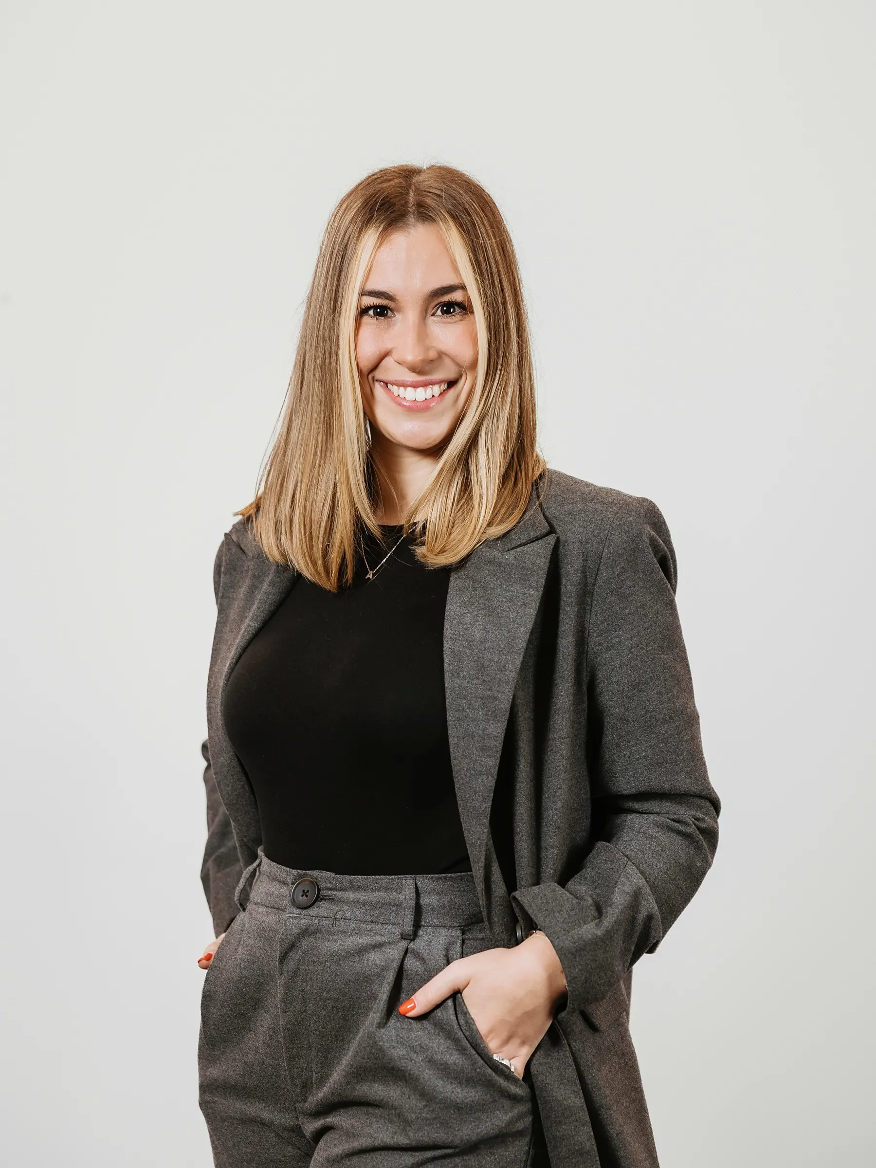 Corporate headshot on a neutral background in Barcelona. Photo by Noomadik.