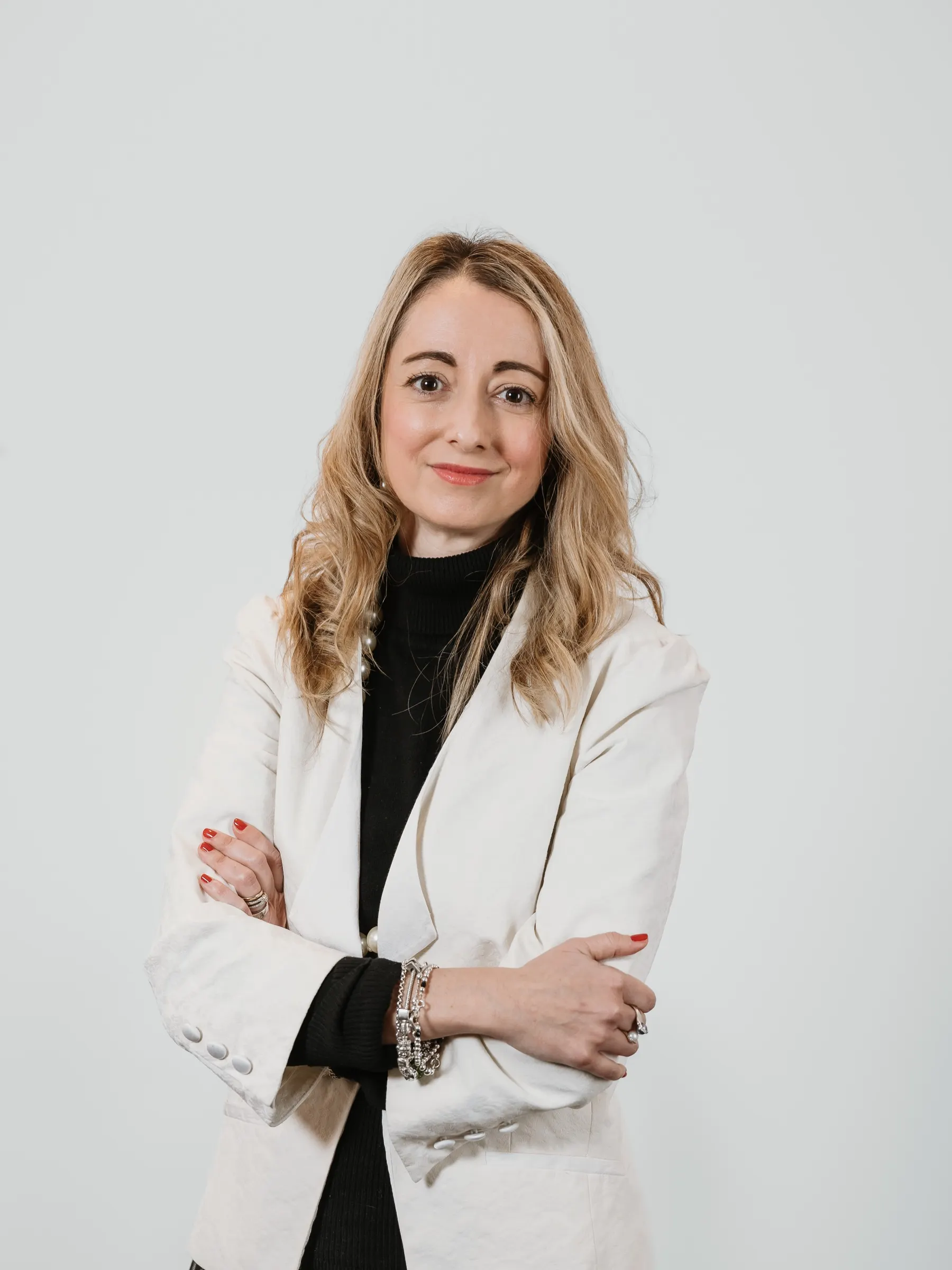 Retrato corporativo sobre fondo neutro en Barcelona. Fotografía de Noomadik.