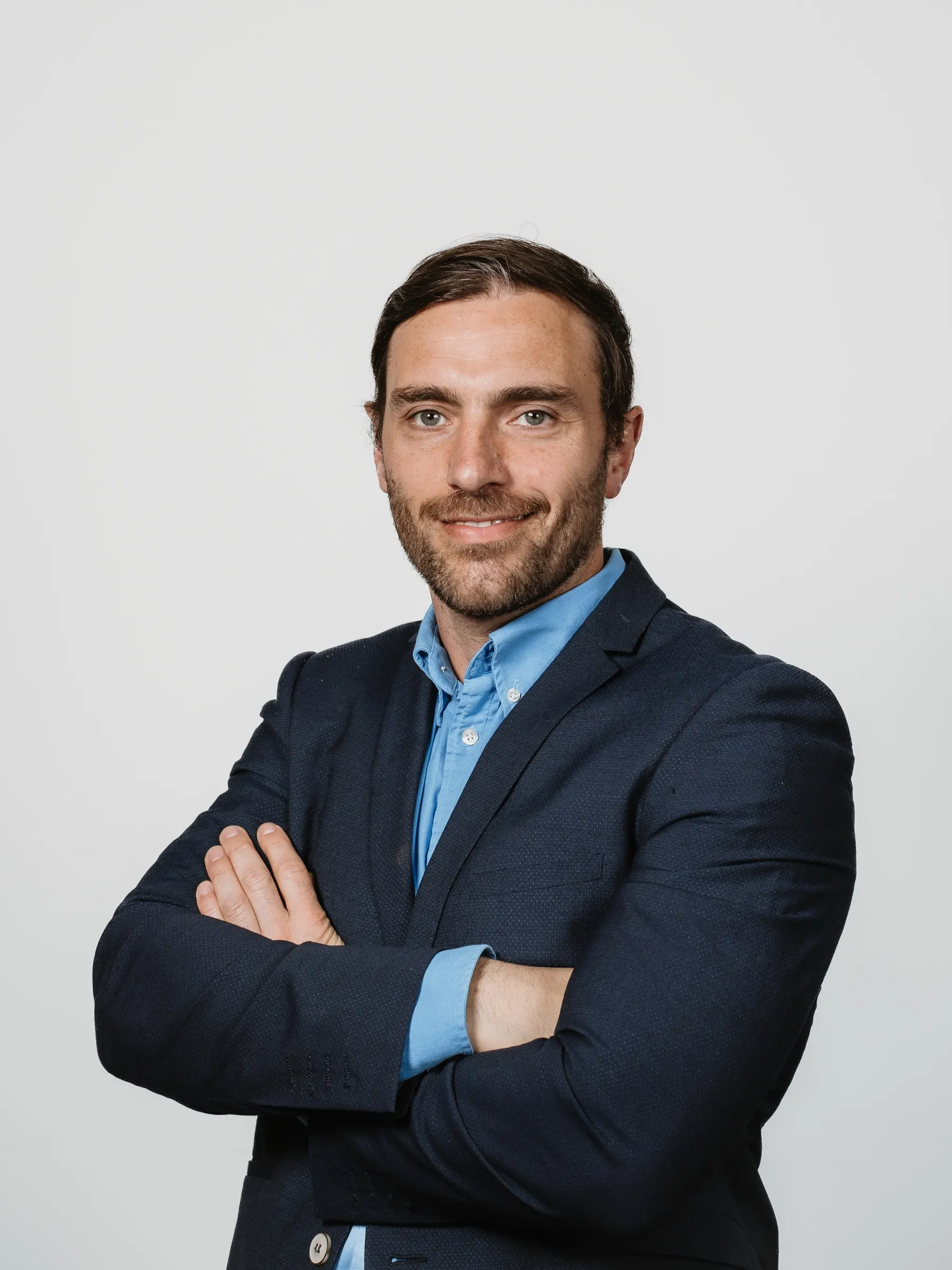 Retrato corporativo sobre fondo neutro en Barcelona. Fotografía de Noomadik.