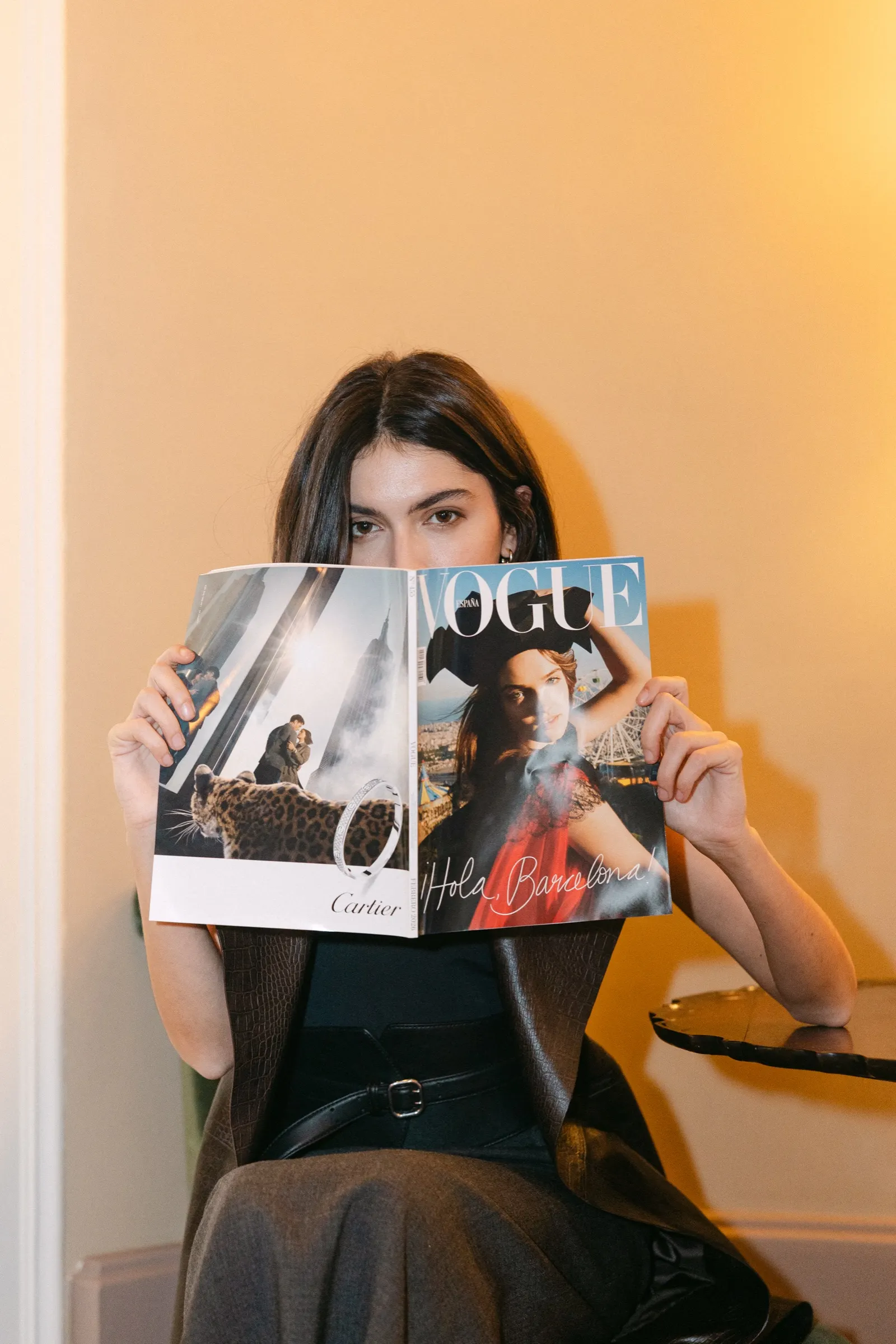 Invitada leyendo el número «¡Hola, Barcelona!» de Vogue España en Barcelona Pool House. Fotografía de Noomadik.